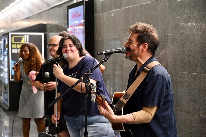 Un grup de músics toca al metro de Barcelona "José Alberto Carbonell, presidente del Puerto de Barcelona, ha destacado la importancia del OPS de la terminal de Grimaldi, haciendo énfasis en su proximidad a la ciudad de Barcelona. 'Con el OPS para ferris no solo haremos más sostenible la actividad portuaria, sino que contribuimos a mejorar la calidad del aire de la ciudad y disminuir el ruido donde podemos tener más impacto, en los muelles más cercanos al centro de la ciudad.'" Un grup de músics toca al metro de Barcelona "José Alberto Carbonell, presidente del Puerto de Barcelona, ha destacado la importancia del OPS de la terminal de Grimaldi, haciendo énfasis en su proximidad a la ciudad de Barcelona. 'Con el OPS para ferris no solo haremos más sostenible la actividad portuaria, sino que contribuimos a mejorar la calidad del aire de la ciudad y disminuir el ruido donde podemos tener más impacto, en los muelles más cercanos al centro de la ciudad.'"