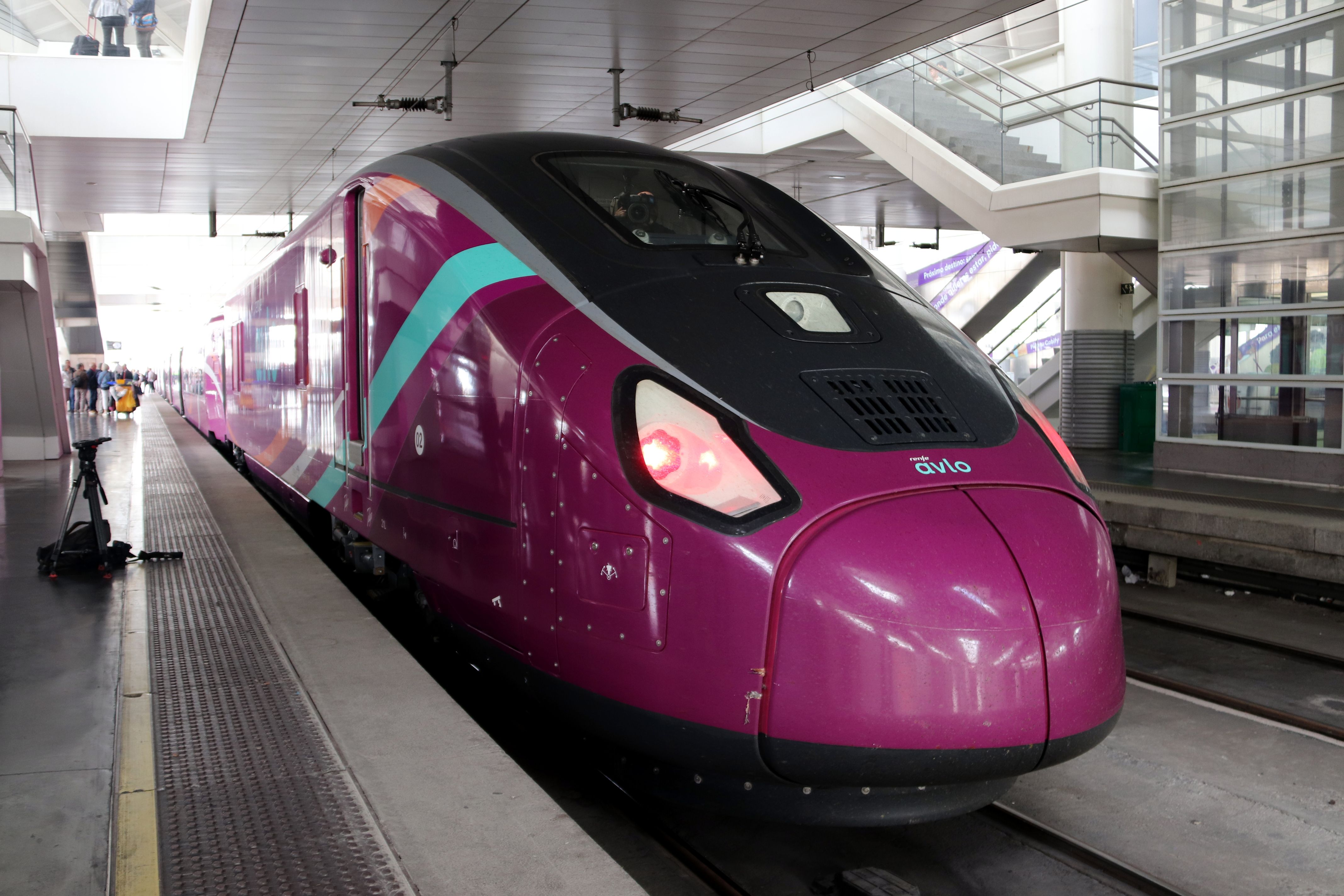 Un tren Avlo del modelo S106, los trenes de alta velocidad low cost de Renfe, en la estación de Madrid | ACN Un tren Avlo del modelo S106, los trenes de alta velocidad low cost de Renfe, en la estación de Madrid | ACN