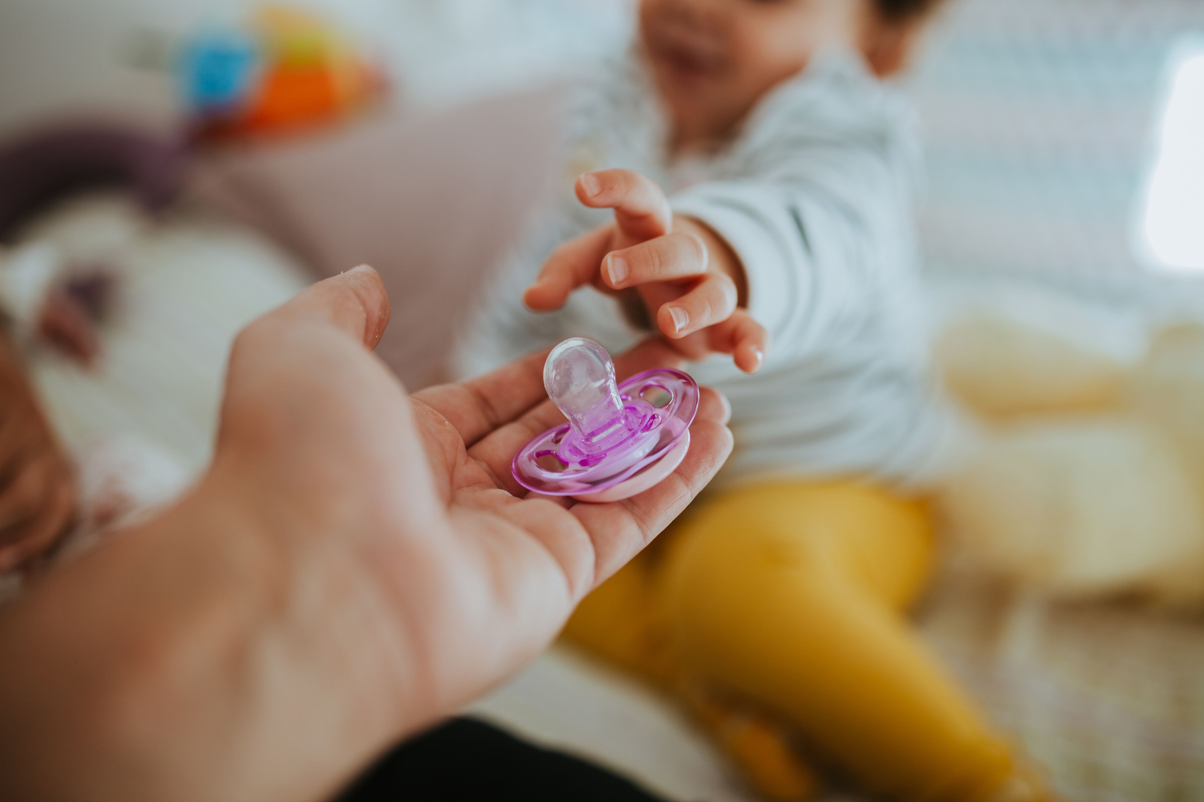 Un adulto criando a su niño | iStock Un adulto criando a su niño | iStock