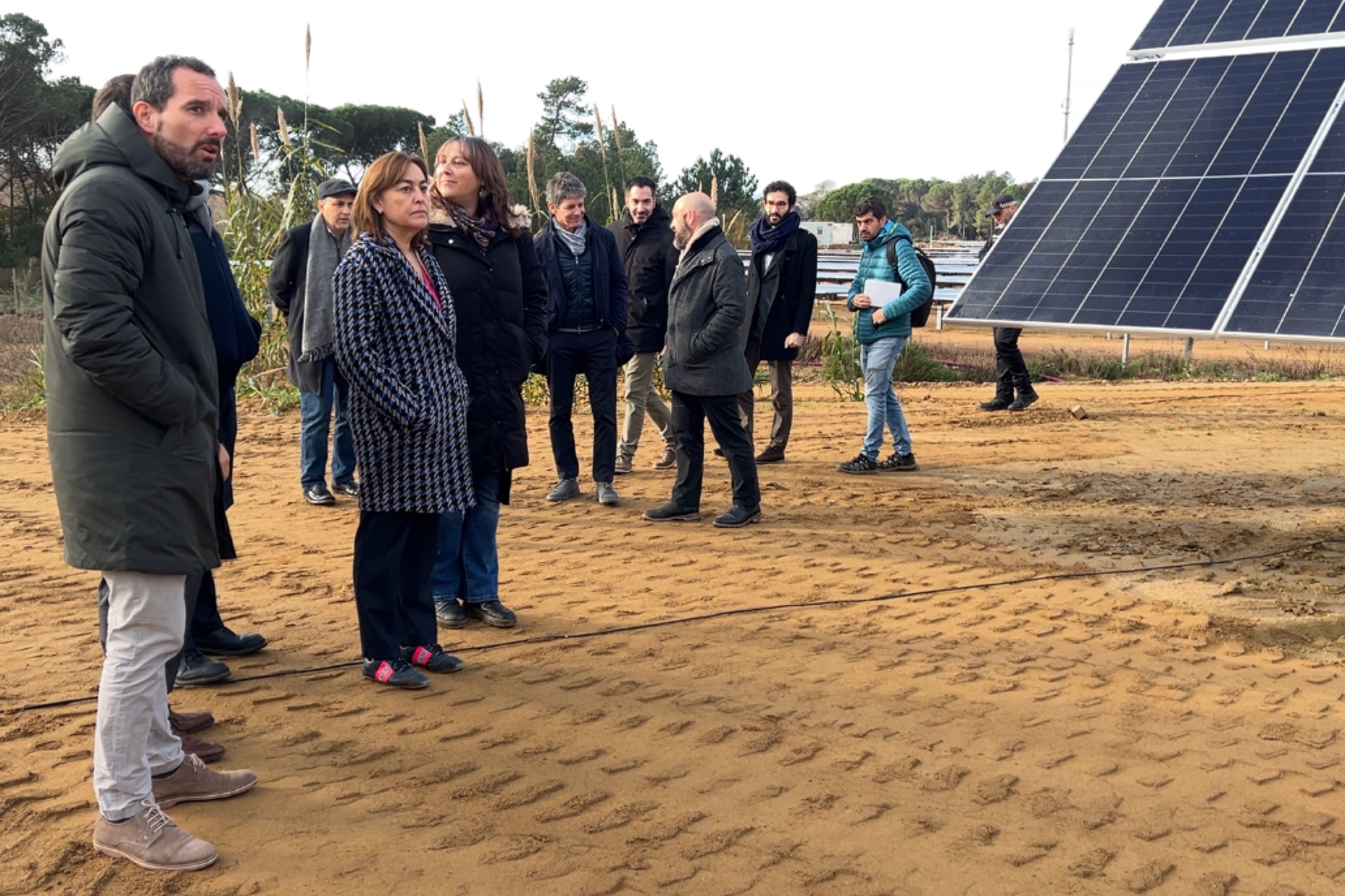 La consellera de Territorio, Vivienda y Transición Ecológica, Sílvia Paneque, visitando la primera planta fotovoltaica titularidad de L'Energètica | ACN La consellera de Territorio, Vivienda y Transición Ecológica, Sílvia Paneque, visitando la primera planta fotovoltaica titularidad de L'Energètica | ACN
