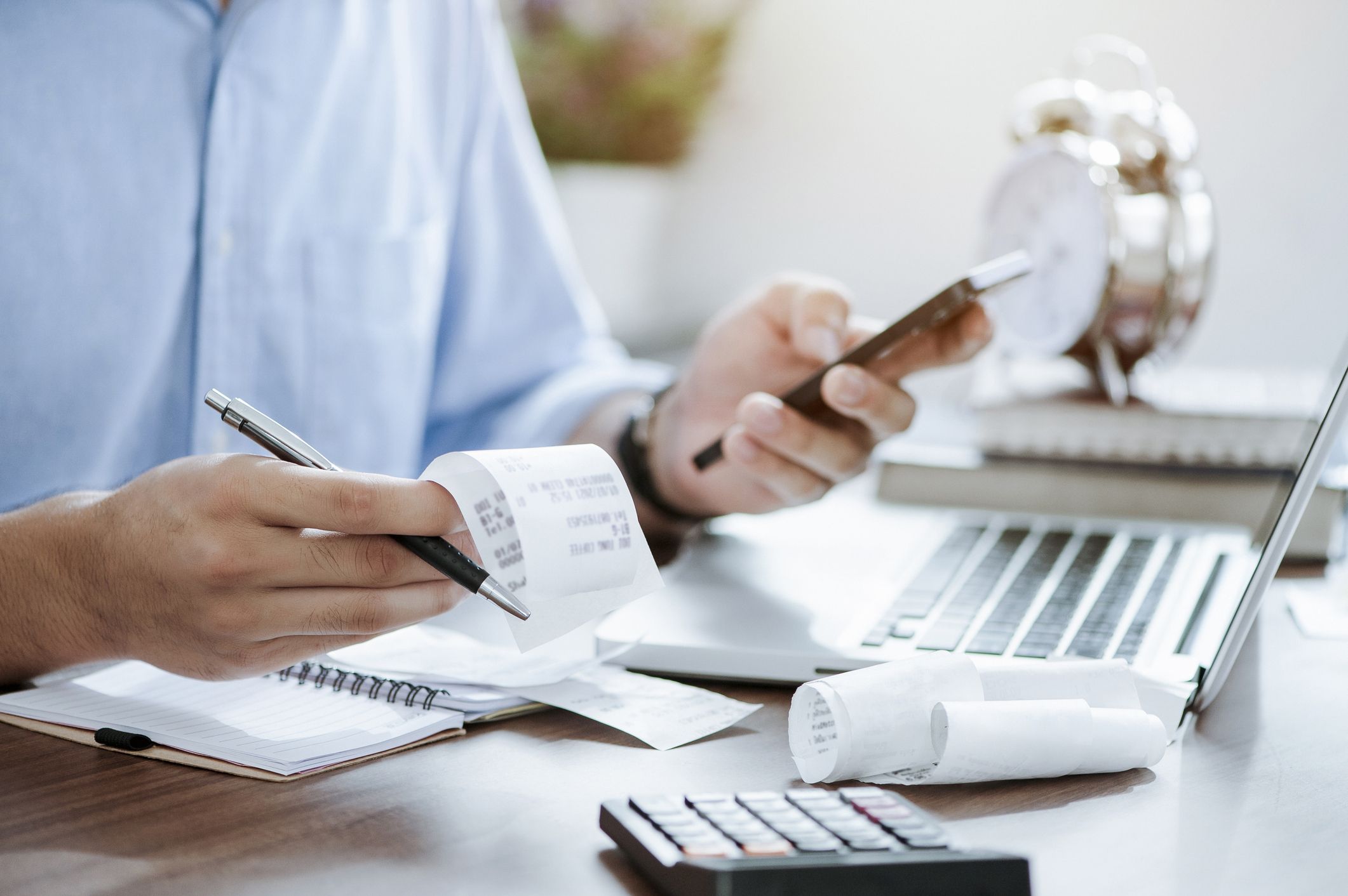 Una persona calcula la seva declaració de la renda | iStock Una persona calcula la seva declaració de la renda | iStock