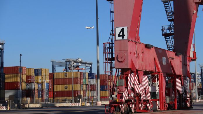 Contenidors i grues de la terminal BEST del Port de Barcelona | ACN