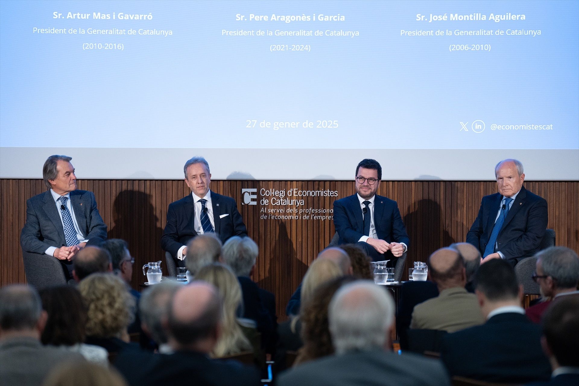 Los expresidentes de la Generalitat Artur Mas, Pere Aragonès y José Montilla, con el decano del Col·legi d'Economistes de Catalunya, Carlos Puig de Travy | EP