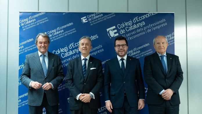 Los expresidentes de la Generalitat Artur Mas, Pere Aragonès y José Montilla, con el decano del Colegio de Economistas de Cataluña, Carlos Puig de Travy | EP