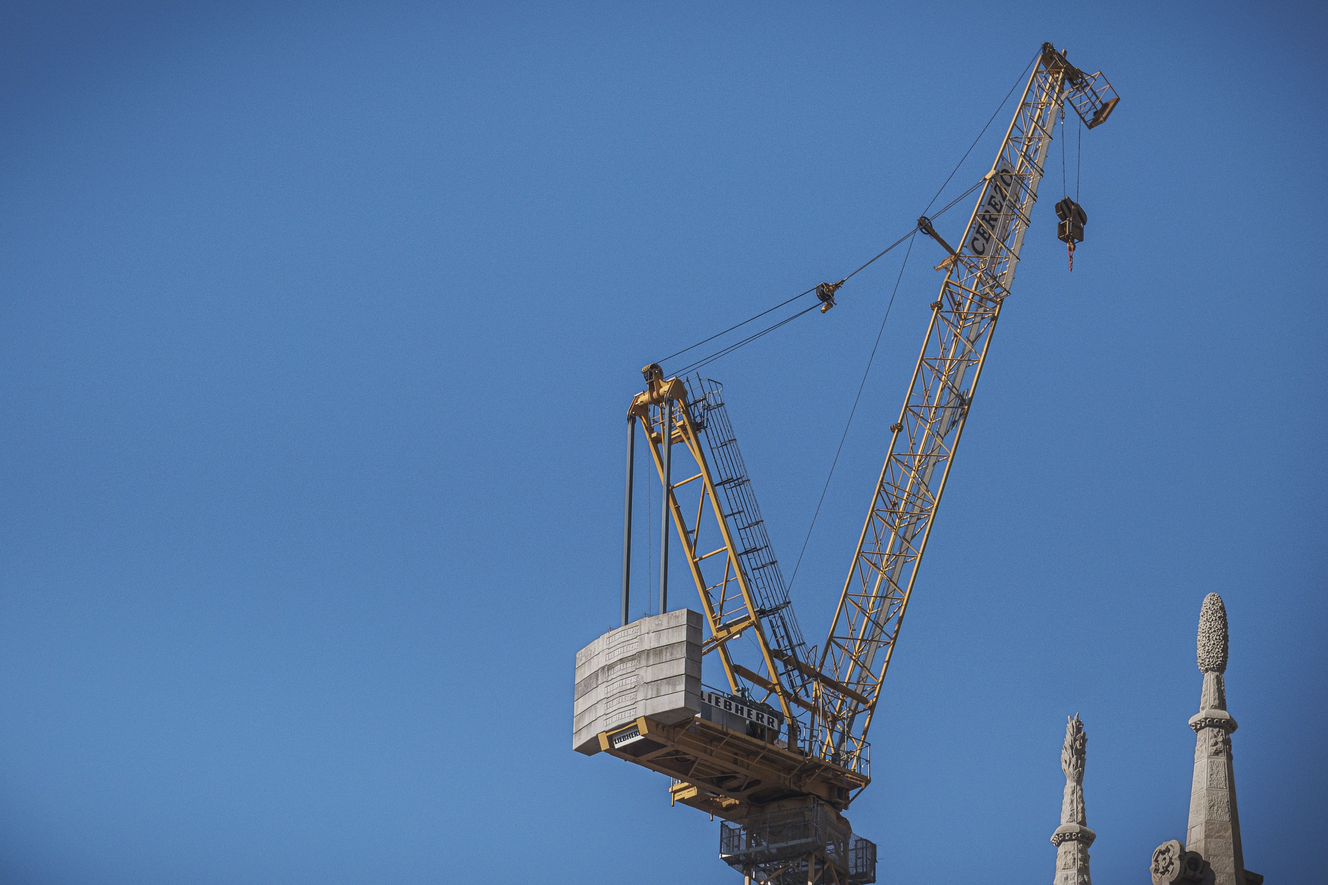Una grúa trabaja en una construcción | ACN