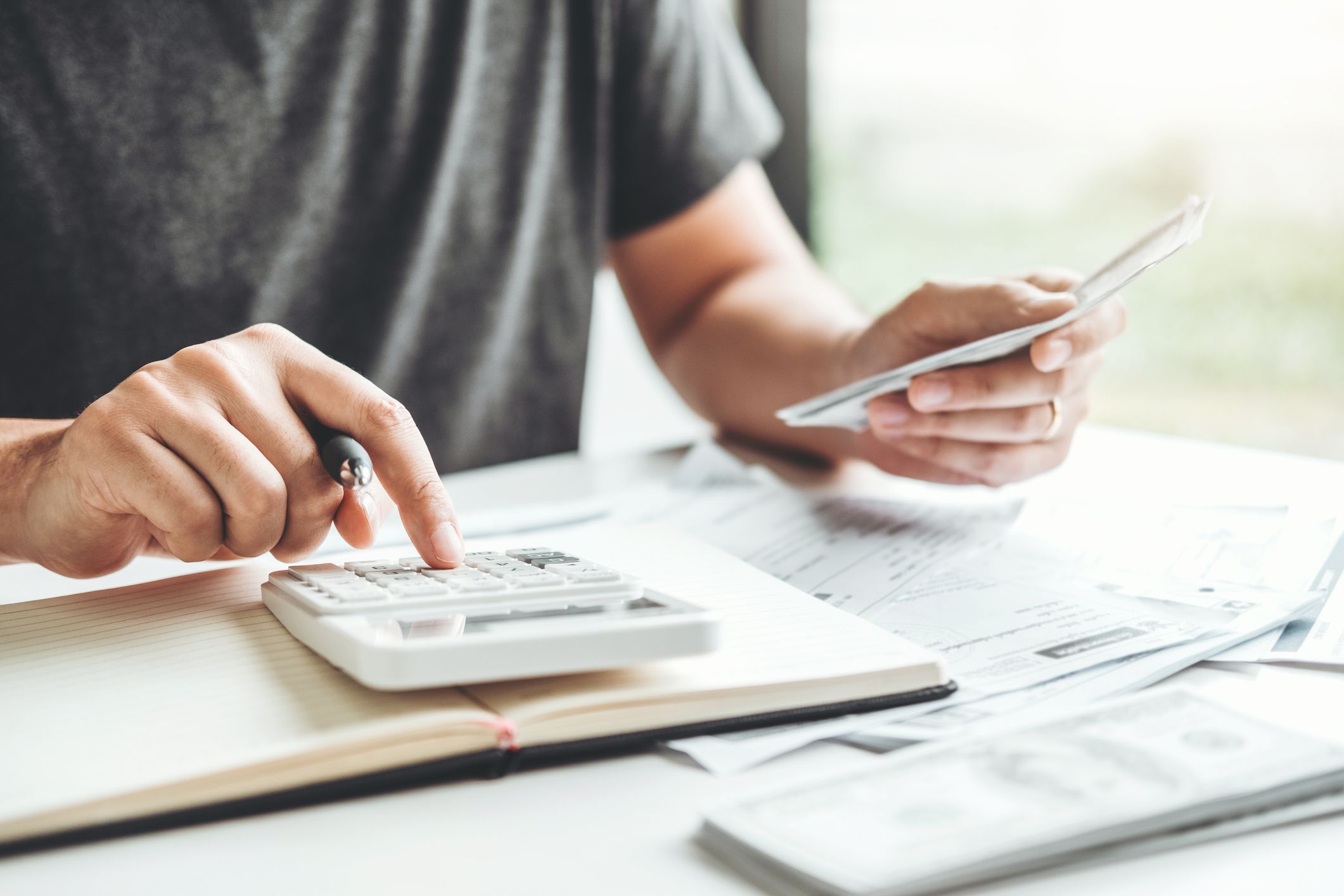 Un residente medio cobra 2.528 euros brutos al mes en 14 pagas | iStock Un residente medio cobra 2.528 euros brutos al mes en 14 pagas | iStock