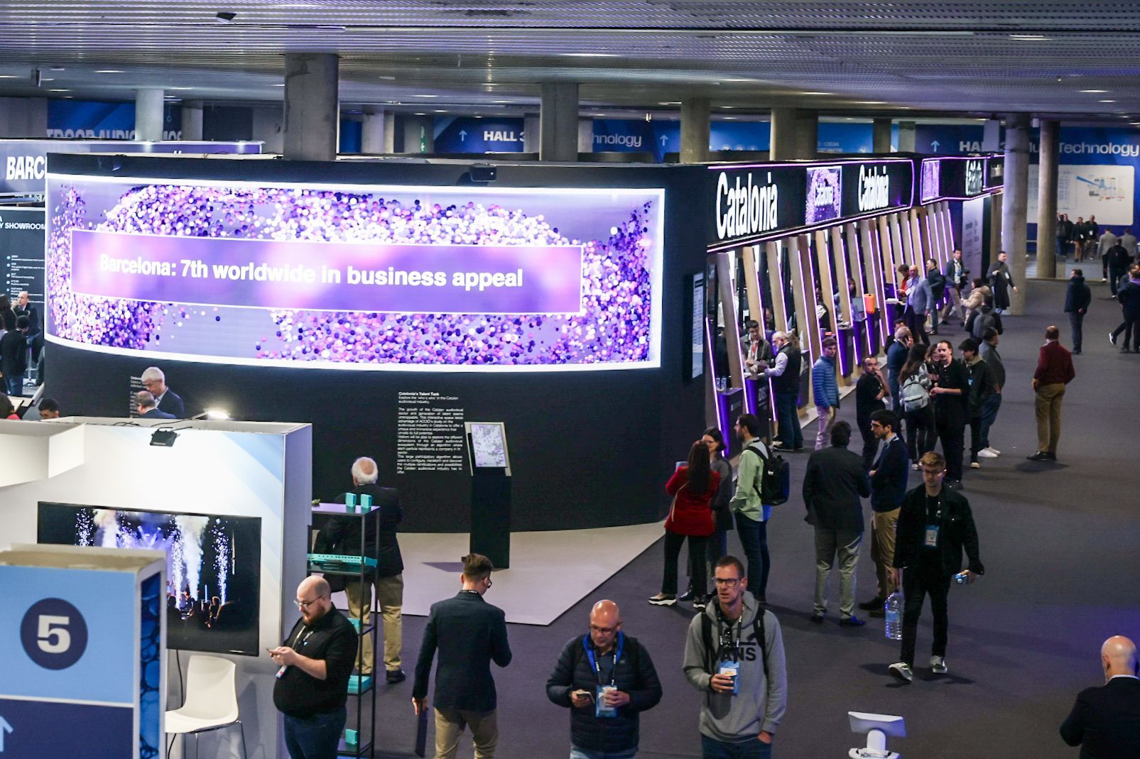 Varios asistentes en el pabellón de Catalonia durante el ISE 2025 | EP