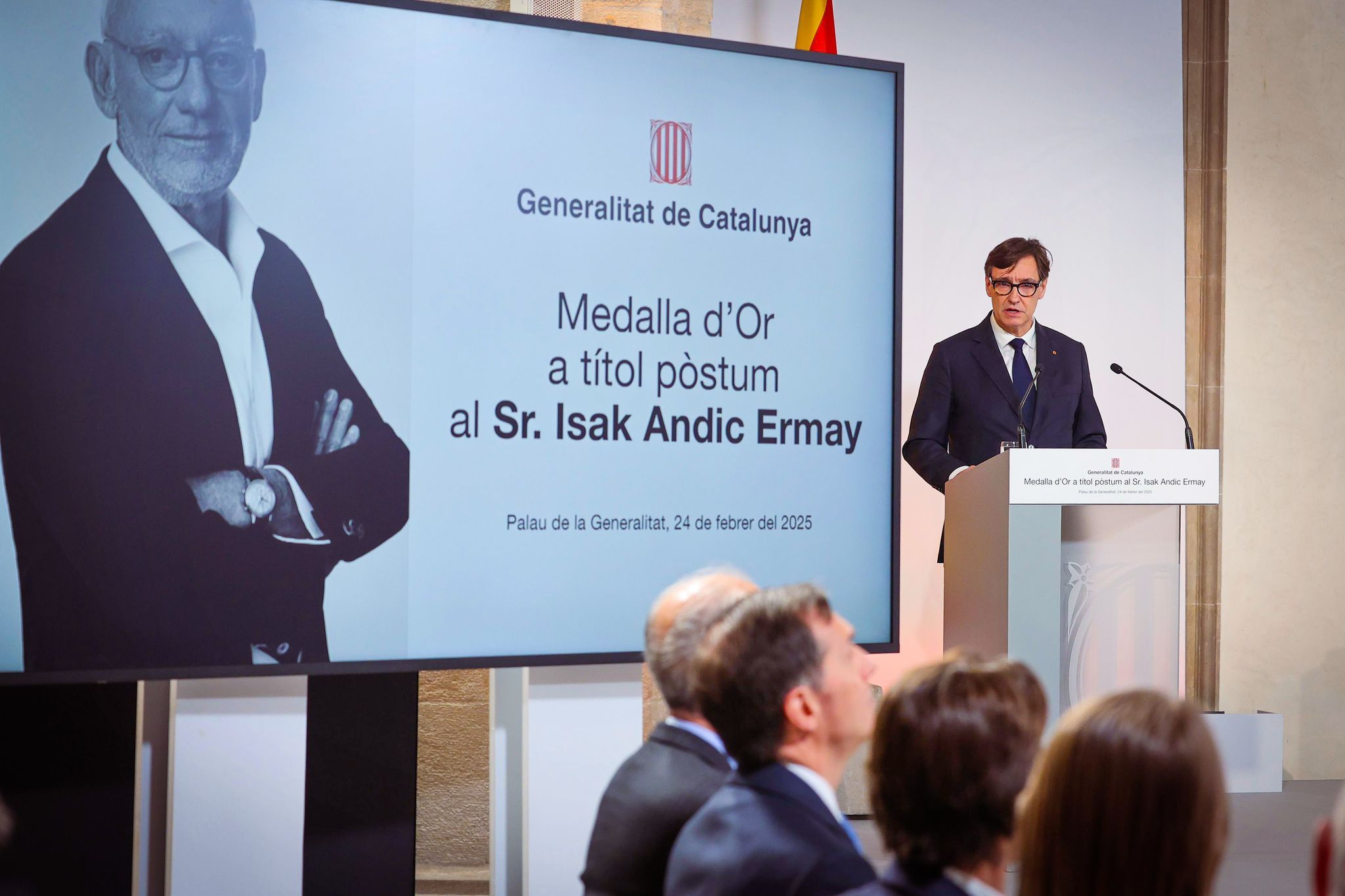 El president de la Generalitat ha lliurat la Medalla d'Or a títol pòstum al fundador de Mango | ACN El president de la Generalitat ha lliurat la Medalla d'Or a títol pòstum al fundador de Mango | ACN