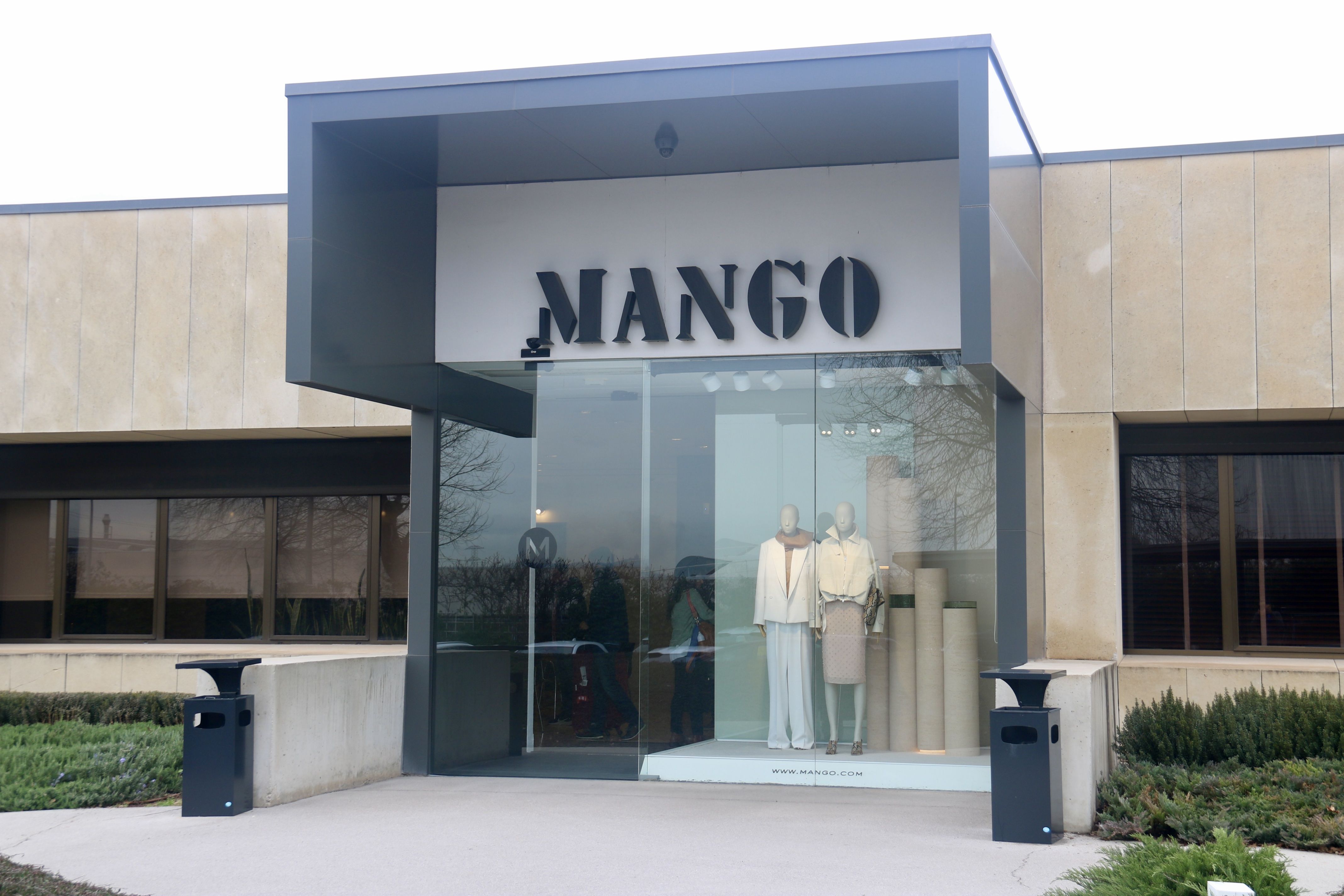 Accés a l’hangar central de la seu central de Mango a Palau-solità i Plegamans | ACN Accés a l’hangar central de la seu central de Mango a Palau-solità i Plegamans | ACN