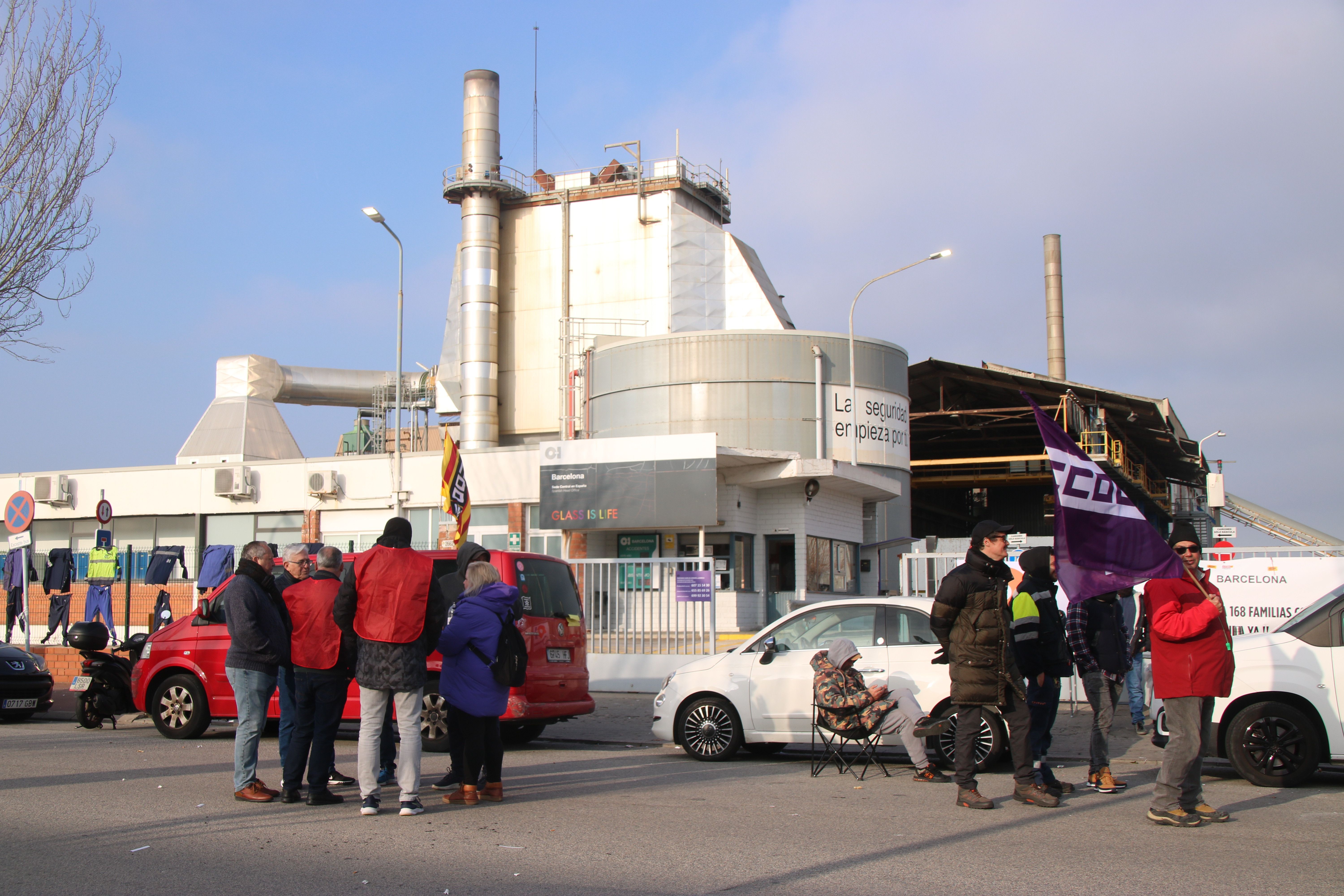 Trabajadores de la compañía en las puertas de la factoría de fabricación de botellas de vidrio | ACN Trabajadores de la compañía en las puertas de la factoría de fabricación de botellas de vidrio | ACN