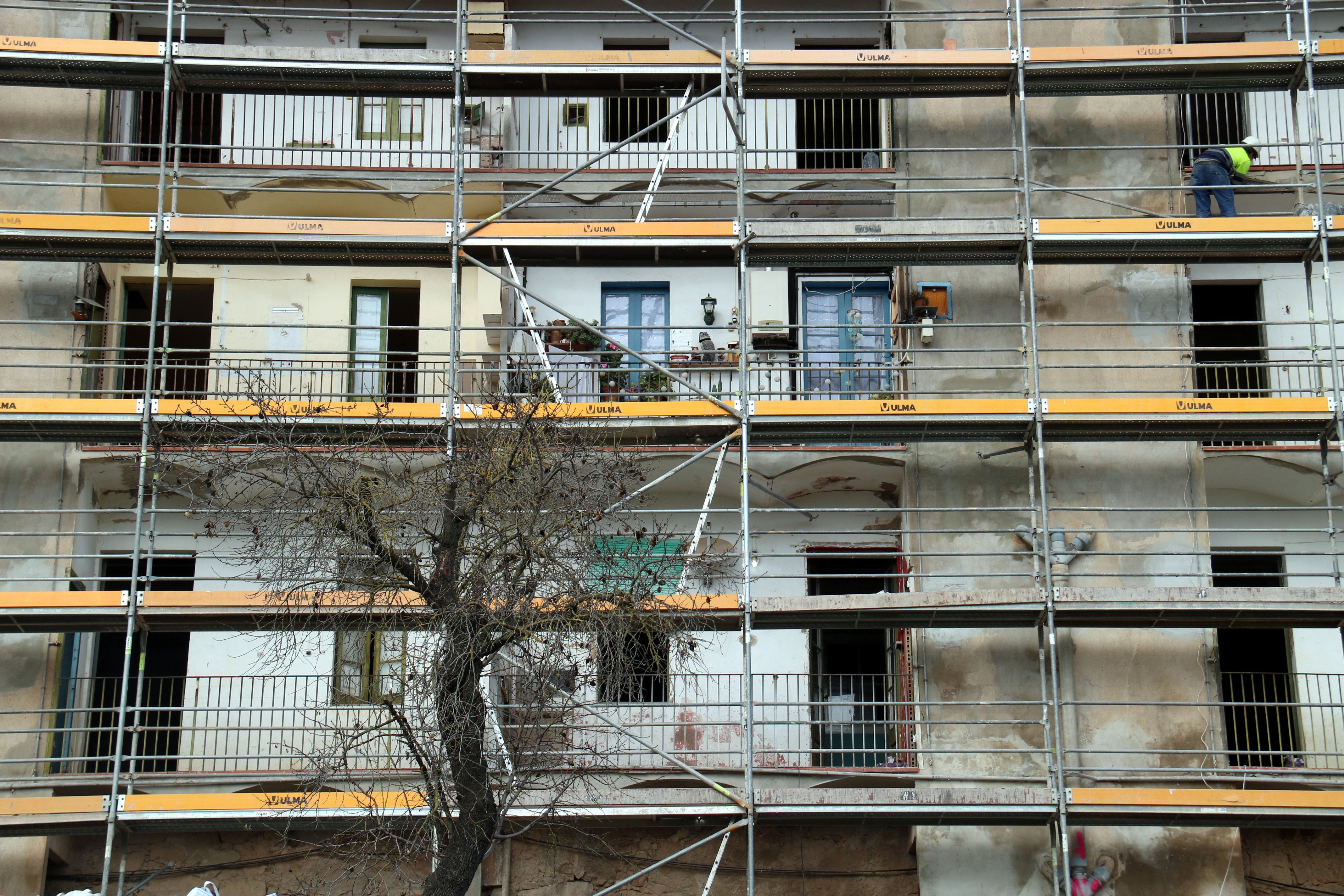Tareas de rehabilitación en la colonia de Cal Marçal, en el Berguedà | ACN Tareas de rehabilitación en la colonia de Cal Marçal, en el Berguedà | ACN