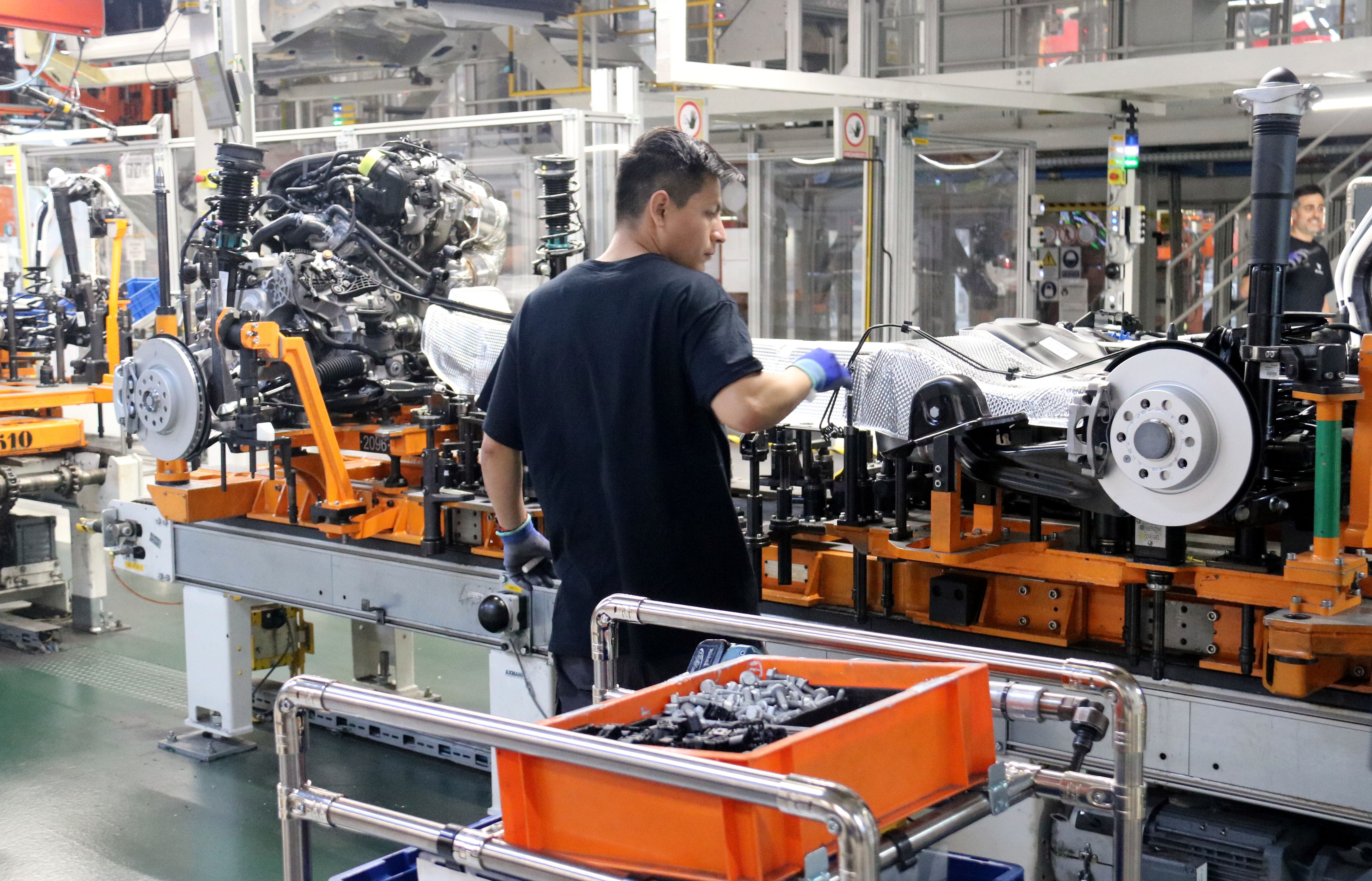 Un operari treballant a la línia de muntatge a la fàbrica de Seat a Martorell | Àlex Recolons / ACN Un operari treballant a la línia de muntatge a la fàbrica de Seat a Martorell | Àlex Recolons / ACN