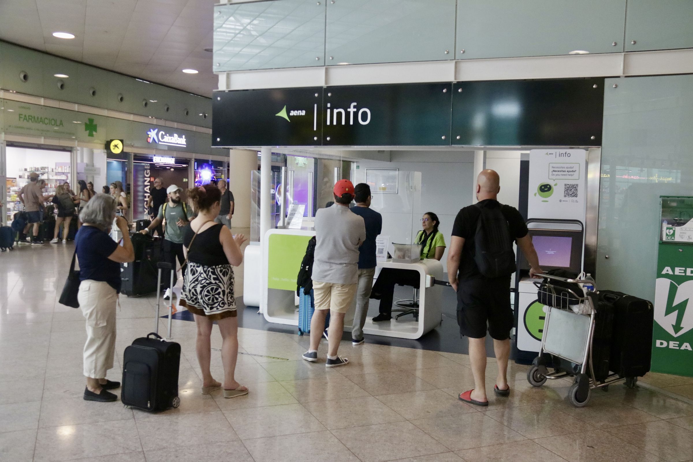 Pasajeros en la ventanilla de información de Aena del Aeropuerto de Barcelona | Jordi Pujolar / ACN