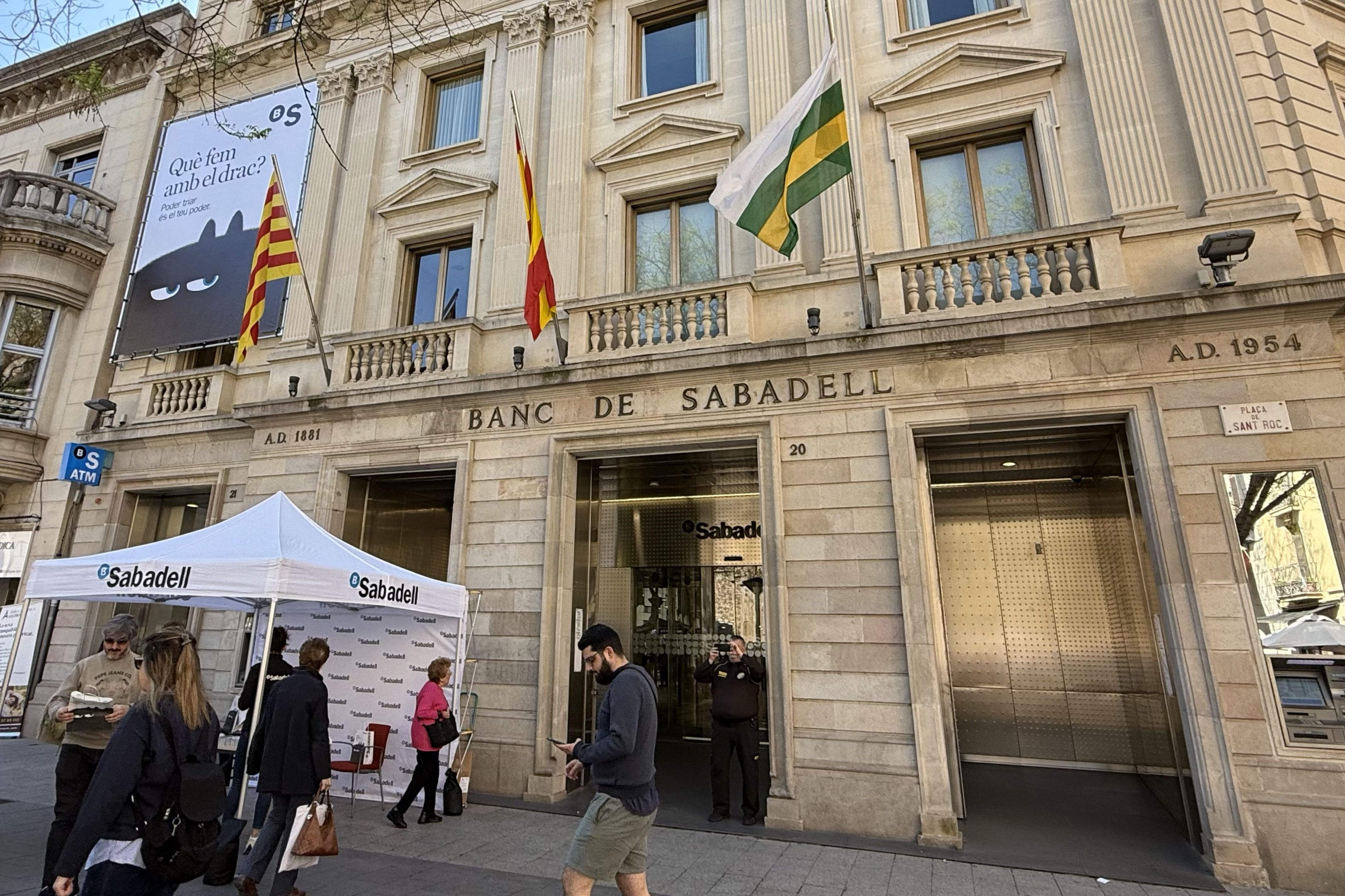 La seu social del Banc Sabadell, a la plaça Sant Roc de la capital vallesana | ACN: Albert Segura