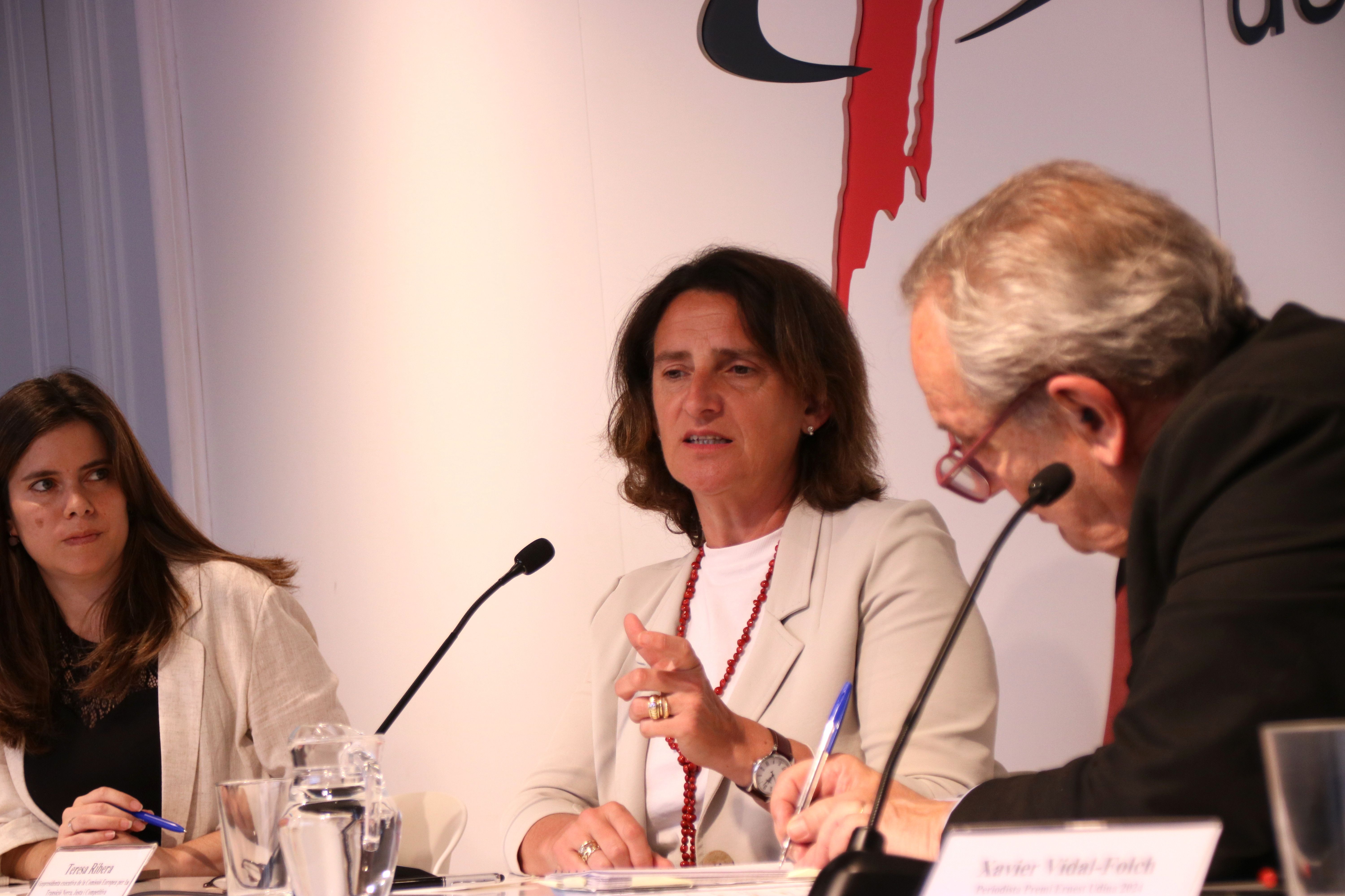 La vicepresidenta de la Comissió Europea per la Transició Neta Justa i Competitiva, Teresa Ribera, acompanyada de la cap d'Economia i Món de l'ACN, Laura Pous, i el periodista Xavier Vidal-Folch | ACN La vicepresidenta de la Comissió Europea per la Transició Neta Justa i Competitiva, Teresa Ribera, acompanyada de la cap d'Economia i Món de l'ACN, Laura Pous, i el periodista Xavier Vidal-Folch | ACN