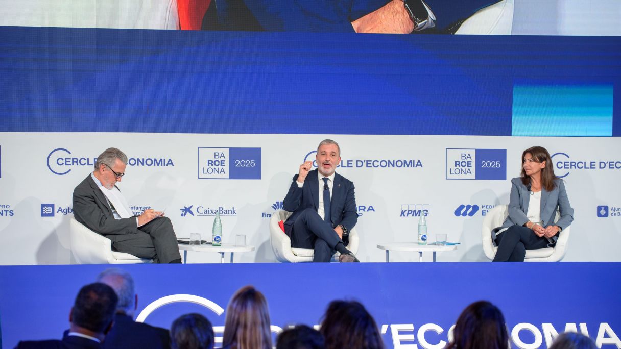 Miguel Trias (Cercle d'Economia), Jaume Collboni (alcalde de Barcelona) i Anne Hidalgo (alcaldessa de París | Cedida Miguel Trias (Cercle d'Economia), Jaume Collboni (alcalde de Barcelona) i Anne Hidalgo (alcaldessa de París | Cedida