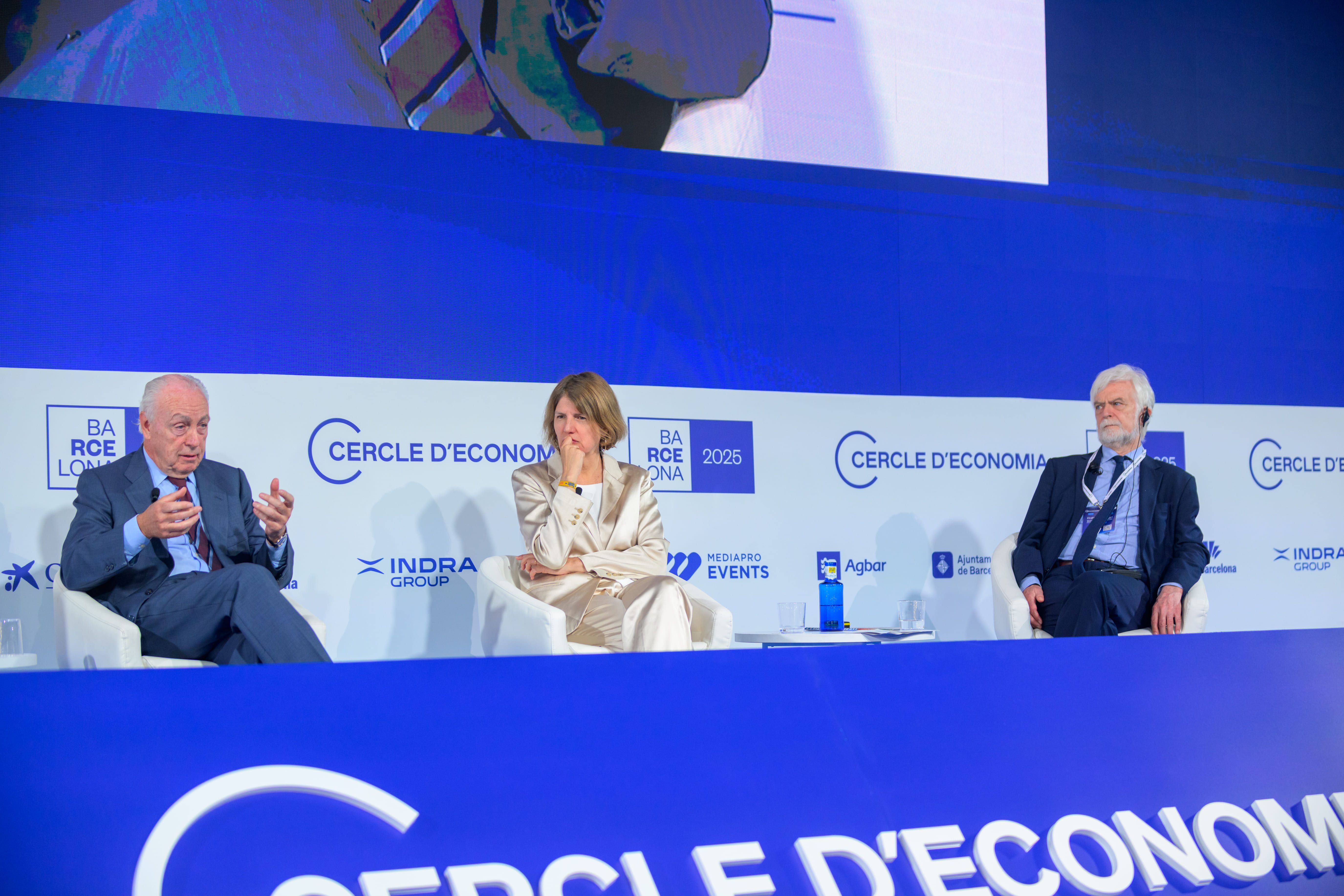 Nemesio Fernández-Cuesta, Helena Viñes y Jim Skea durante la primera mesa redonda de la tercera jornada de la 40a Reunió del Cercle | Cedida
