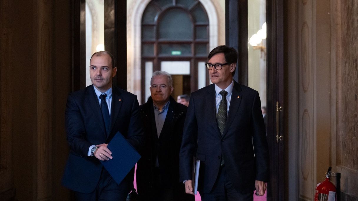 El conseller de Presidencia, Albert Dalmau, y el presidente de la Generalitat, Salvador Illa, durante una sesión de control al Gobierno | EP El conseller de Presidencia, Albert Dalmau, y el presidente de la Generalitat, Salvador Illa, durante una sesión de control al Gobierno | EP