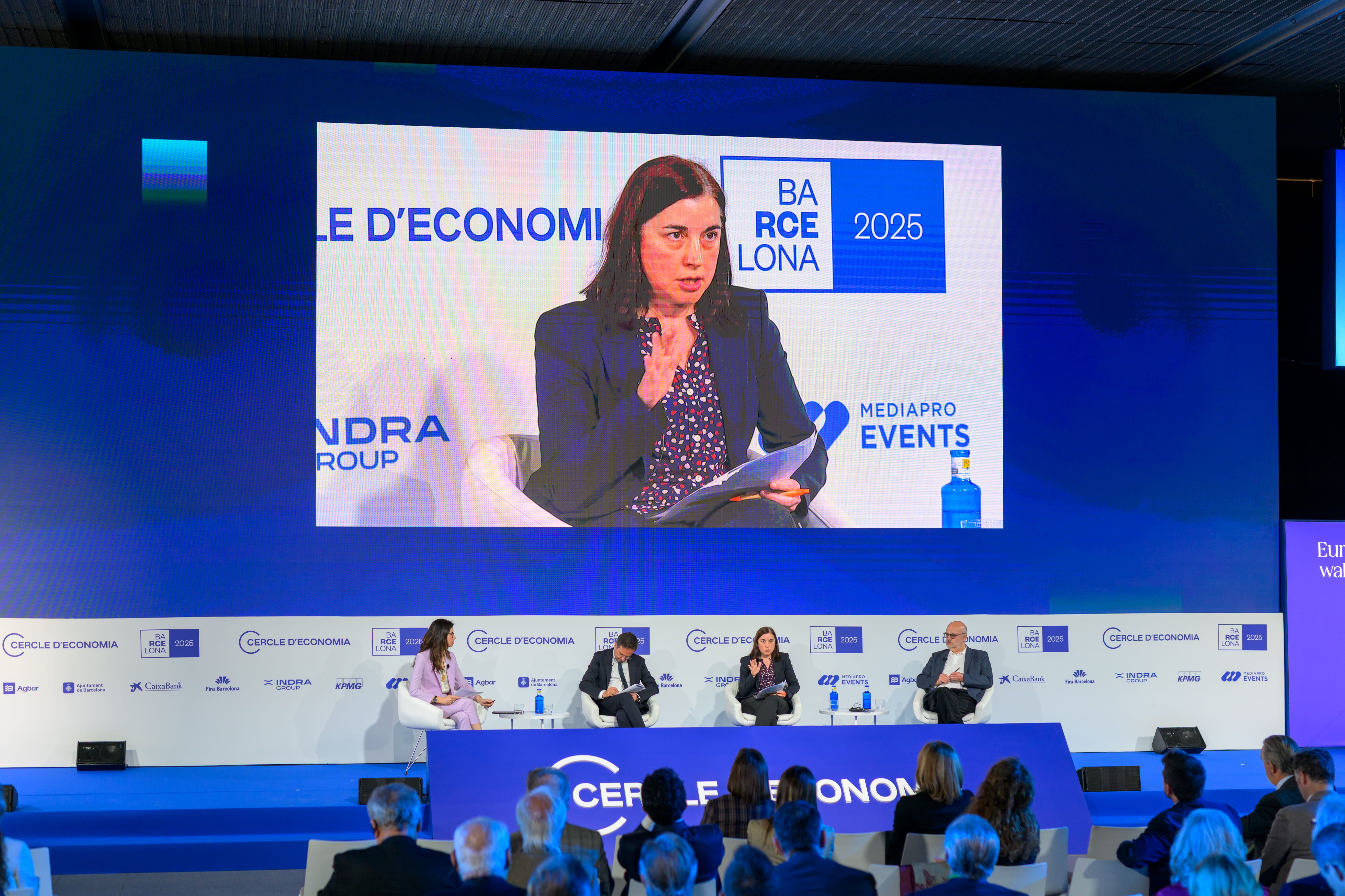 El subdirector de FEDEA, José Ignacio Conde Ruiz, l'economista sènior del Banco de España, Laura Hospido, i l'economista Branko Milanovic durant la tercera jornada de la 40 Reunió Cercle d'Economia | EP