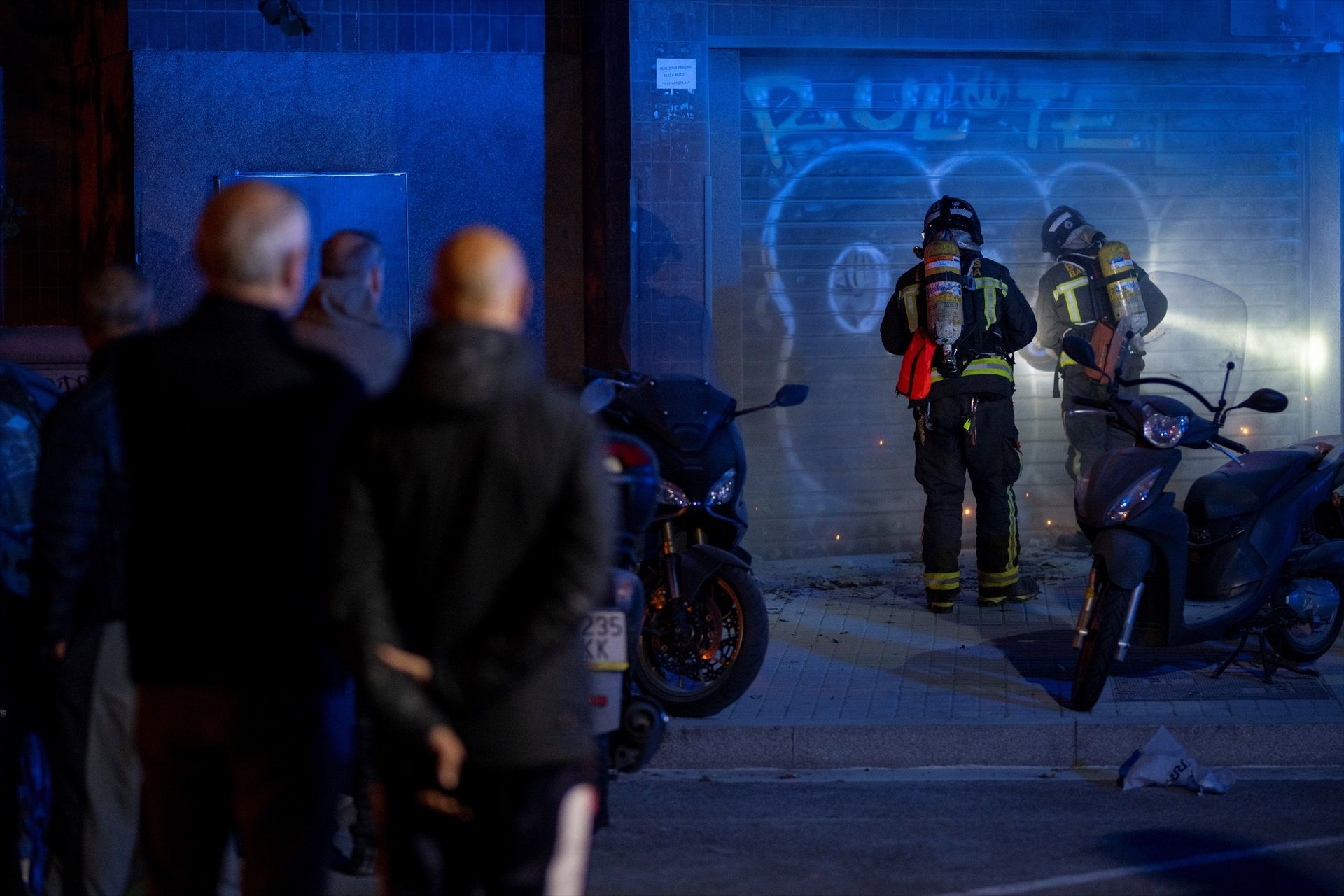 Los bomberos de Barcelona realizando un servicio durante el apagón de electricidad del 28 de abril de 2025 | EP