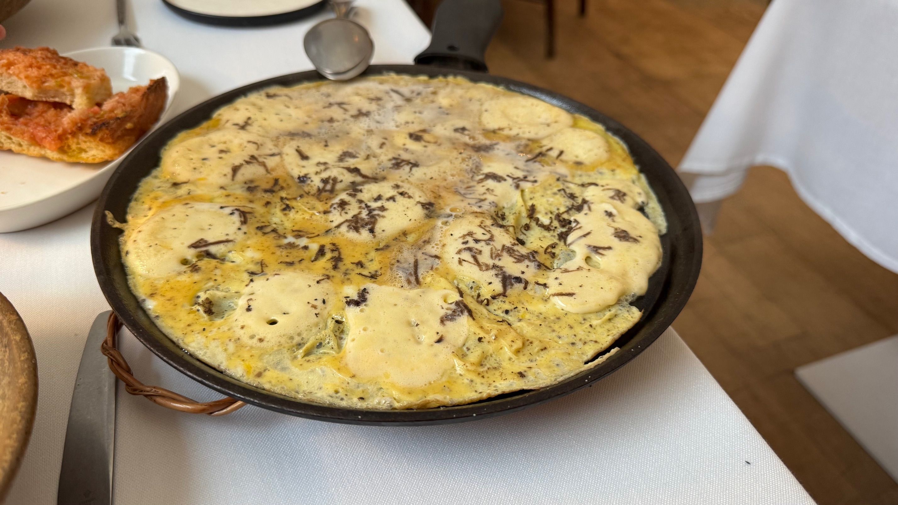 Truita oberta trufada, un dels plats del restaurant Adobo Barcelona | Cedida Truita oberta trufada, un dels plats del restaurant Adobo Barcelona | Cedida
