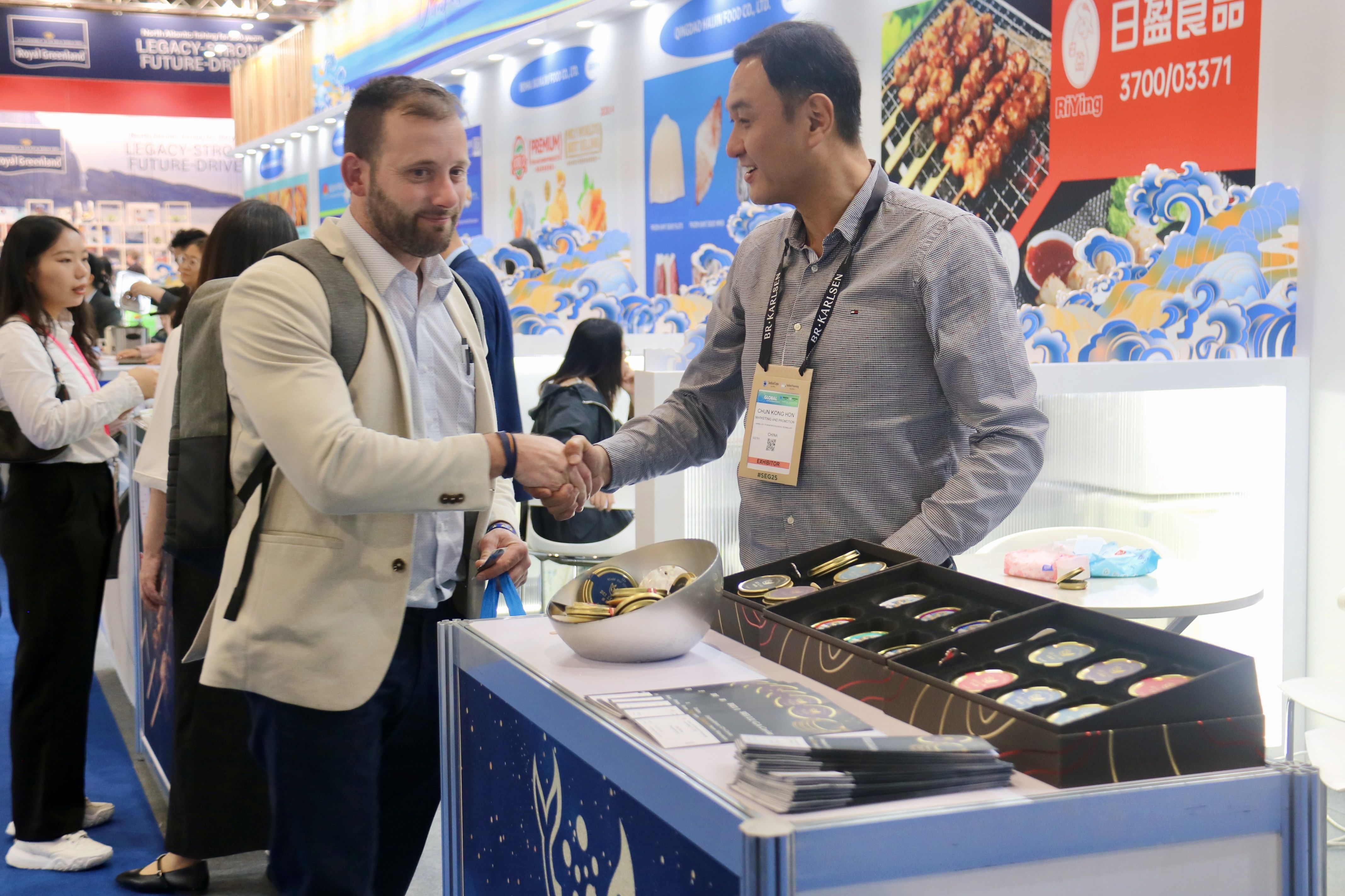 Una empresa que comercialitza caviar de beluga tanca un acord amb un client a la Seafood Expo Global | Albert Segura / ACN Una empresa que comercialitza caviar de beluga tanca un acord amb un client a la Seafood Expo Global | Albert Segura / ACN