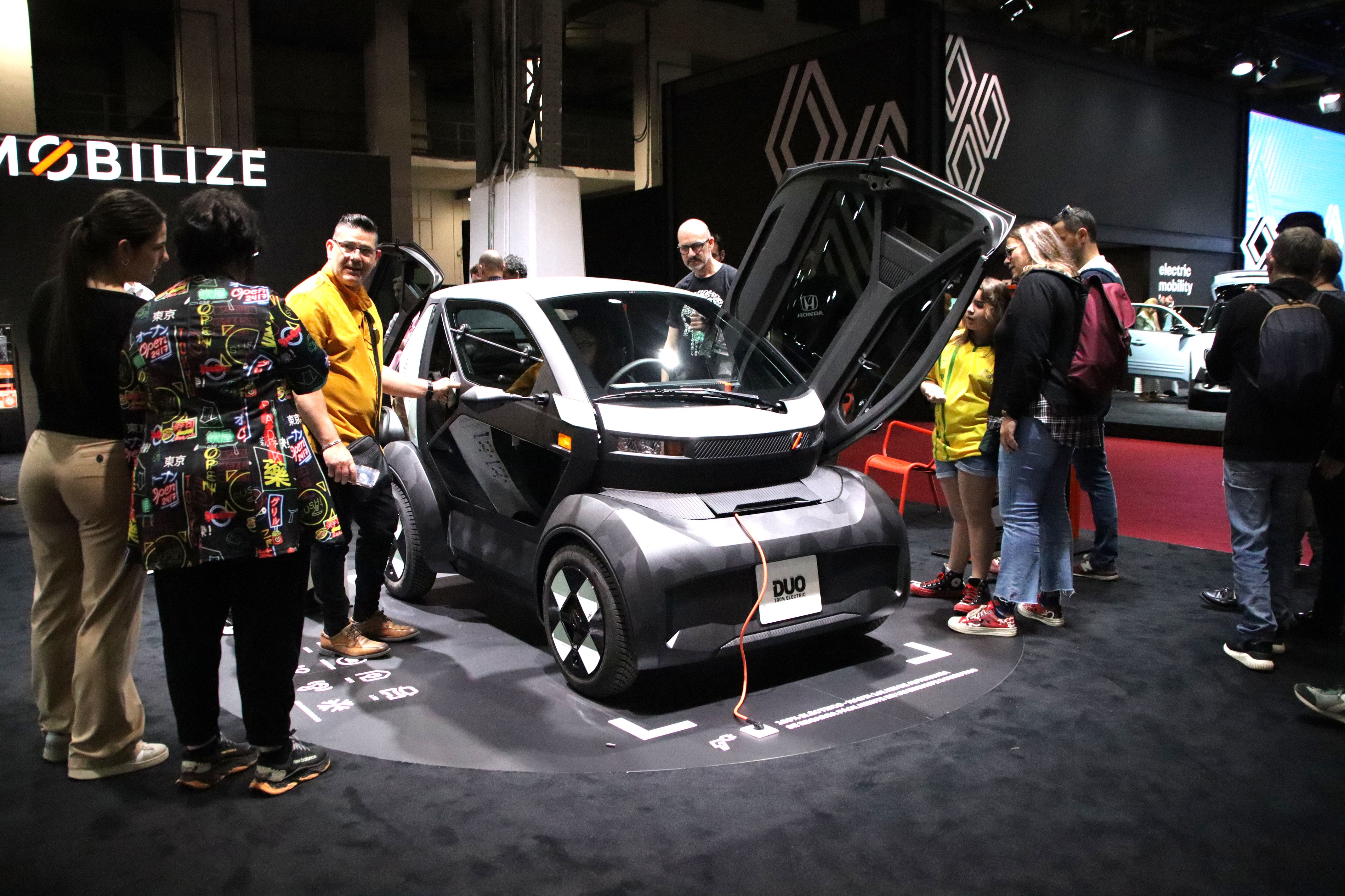 Varias personas miran uno de los coches expuestos en el Automobile | ACN Varias personas miran uno de los coches expuestos en el Automobile | ACN