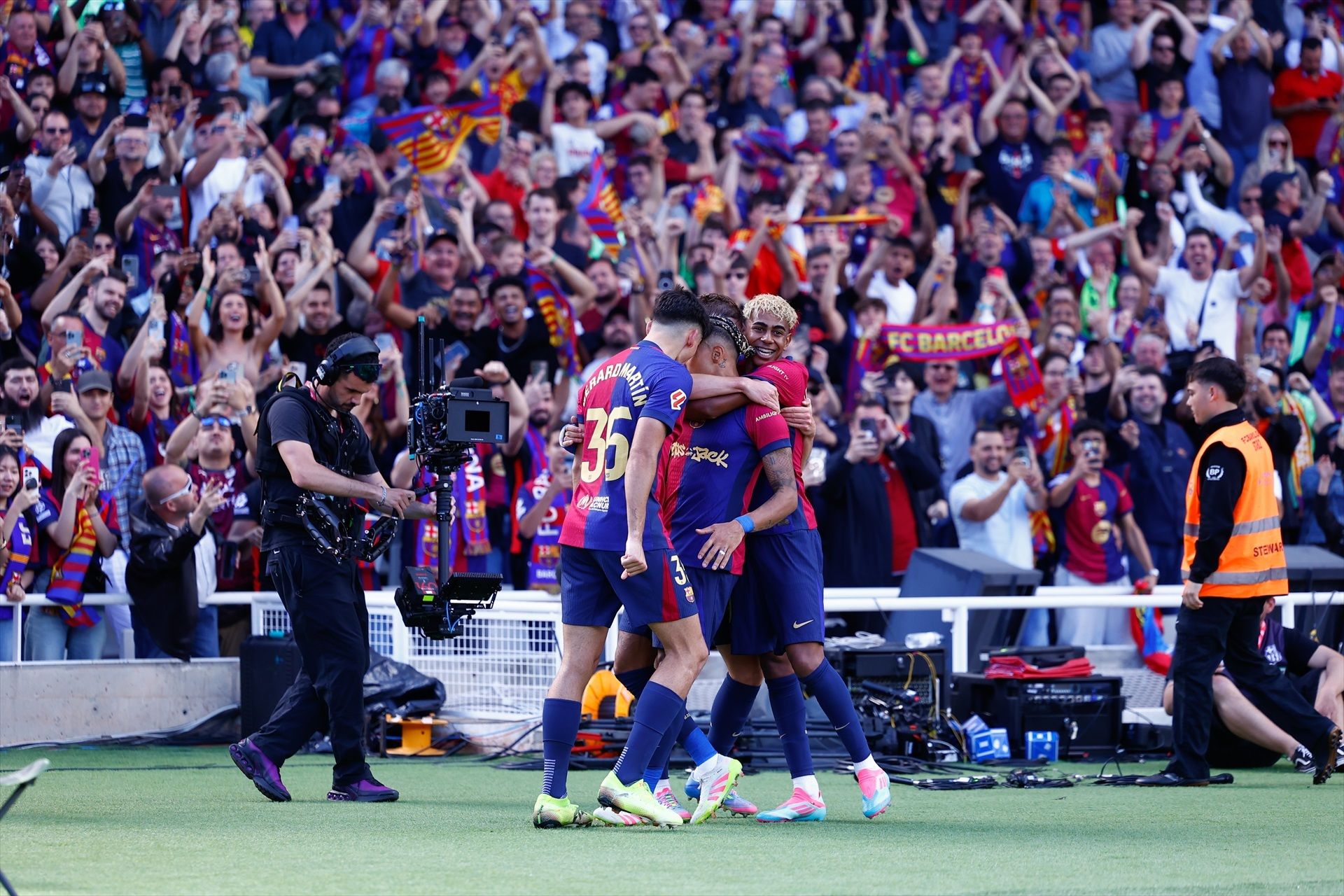Un càmera de Mediapro durant el derbi del Barça i el Madrid d'aquest cap de setmana | EP