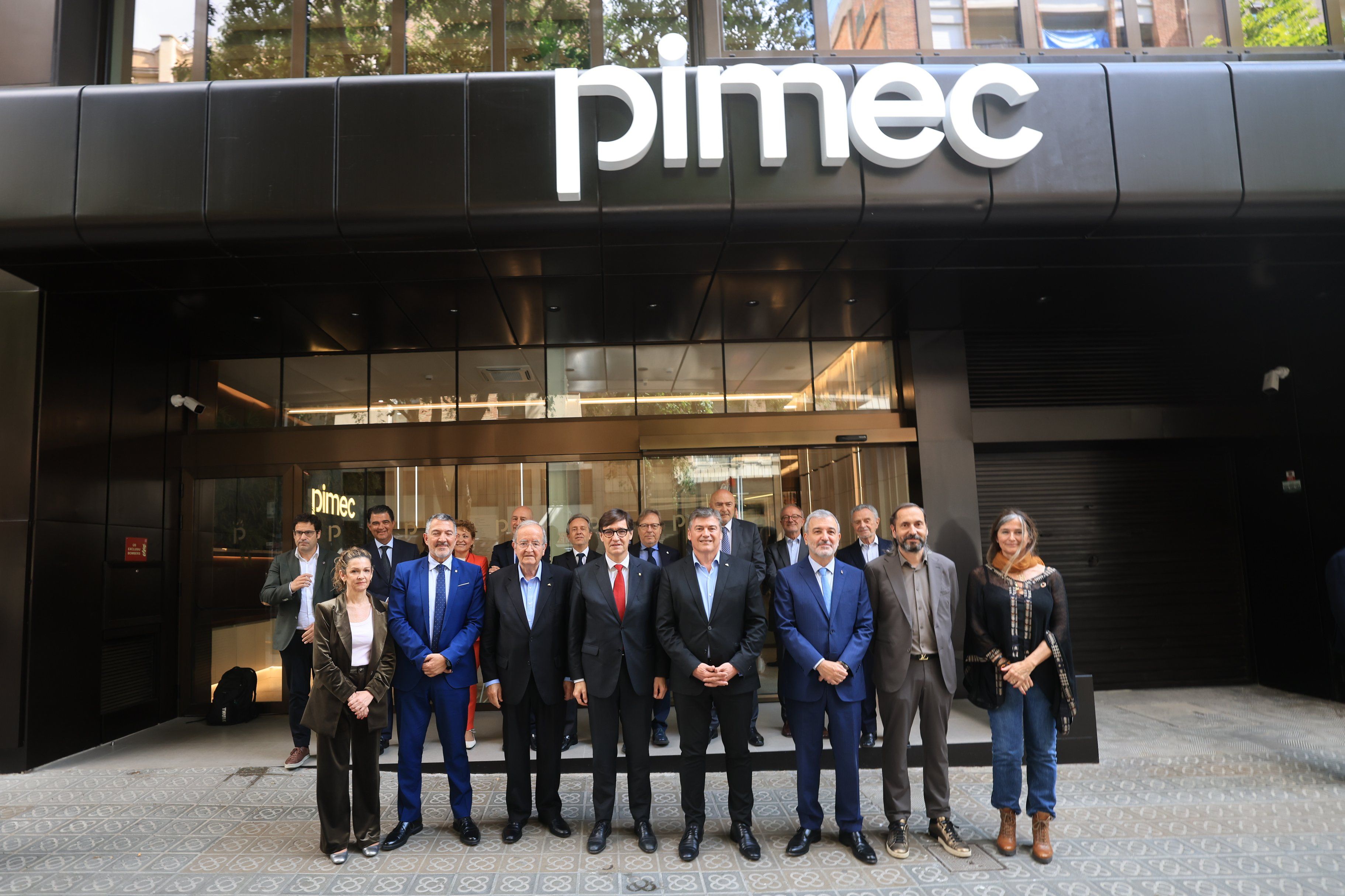 Diverses autoritats del món polític i empresarial, encapçalades pel president de la Generalitat, Salvador Illa, en la inauguració de la seu renovada de la patronal Pimec | Pimec Diverses autoritats del món polític i empresarial, encapçalades pel president de la Generalitat, Salvador Illa, en la inauguració de la seu renovada de la patronal Pimec | Pimec