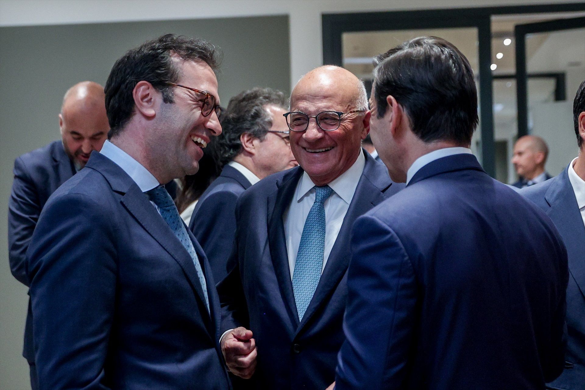 El ministre d'Economia, Comerç i Empresa, Carlos Cuerpo; el president de Banc Sabadell, Josep Oliu; i el president de BBVA, Carlos Torres, el juny de 2024 | Europa Press