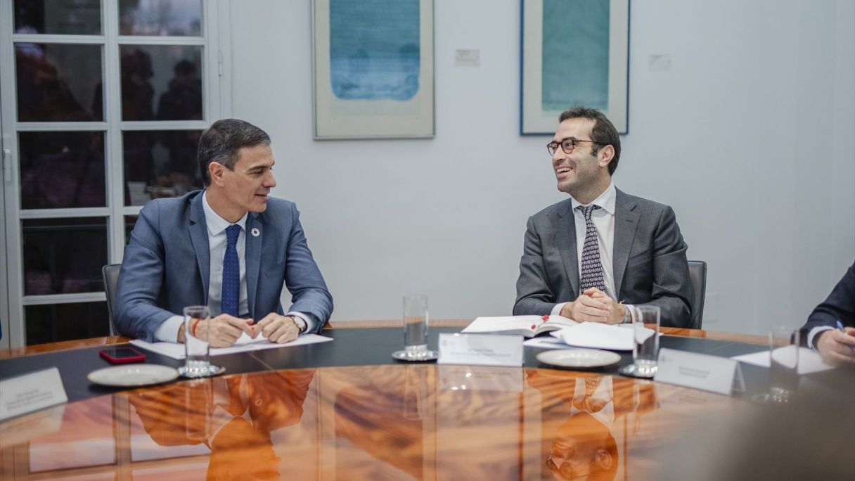 El president del govern espanyol, Pedro Sánchez, i el ministre d'Economia, Comerç i Empresa, Carlos Cuerpo, durant una reunió | Europa Press El president del govern espanyol, Pedro Sánchez, i el ministre d'Economia, Comerç i Empresa, Carlos Cuerpo, durant una reunió | Europa Press