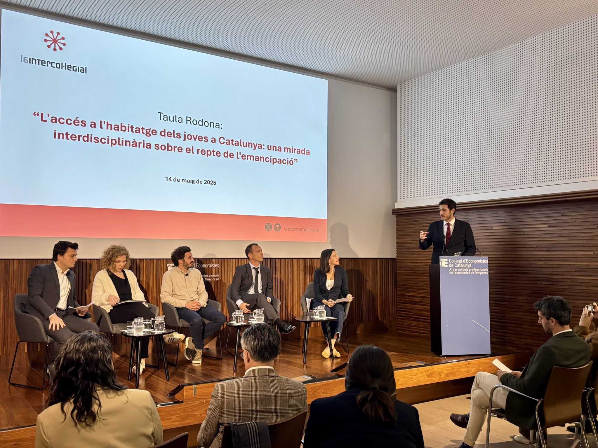 Els diversos ponents de la taula rodona 'L’accés a l’habitatge dels joves de Catalunya: una mirada interdisciplinària sobre el repte de l’emancipació' | Cedida Els diversos ponents de la taula rodona 'L’accés a l’habitatge dels joves de Catalunya: una mirada interdisciplinària sobre el repte de l’emancipació' | Cedida