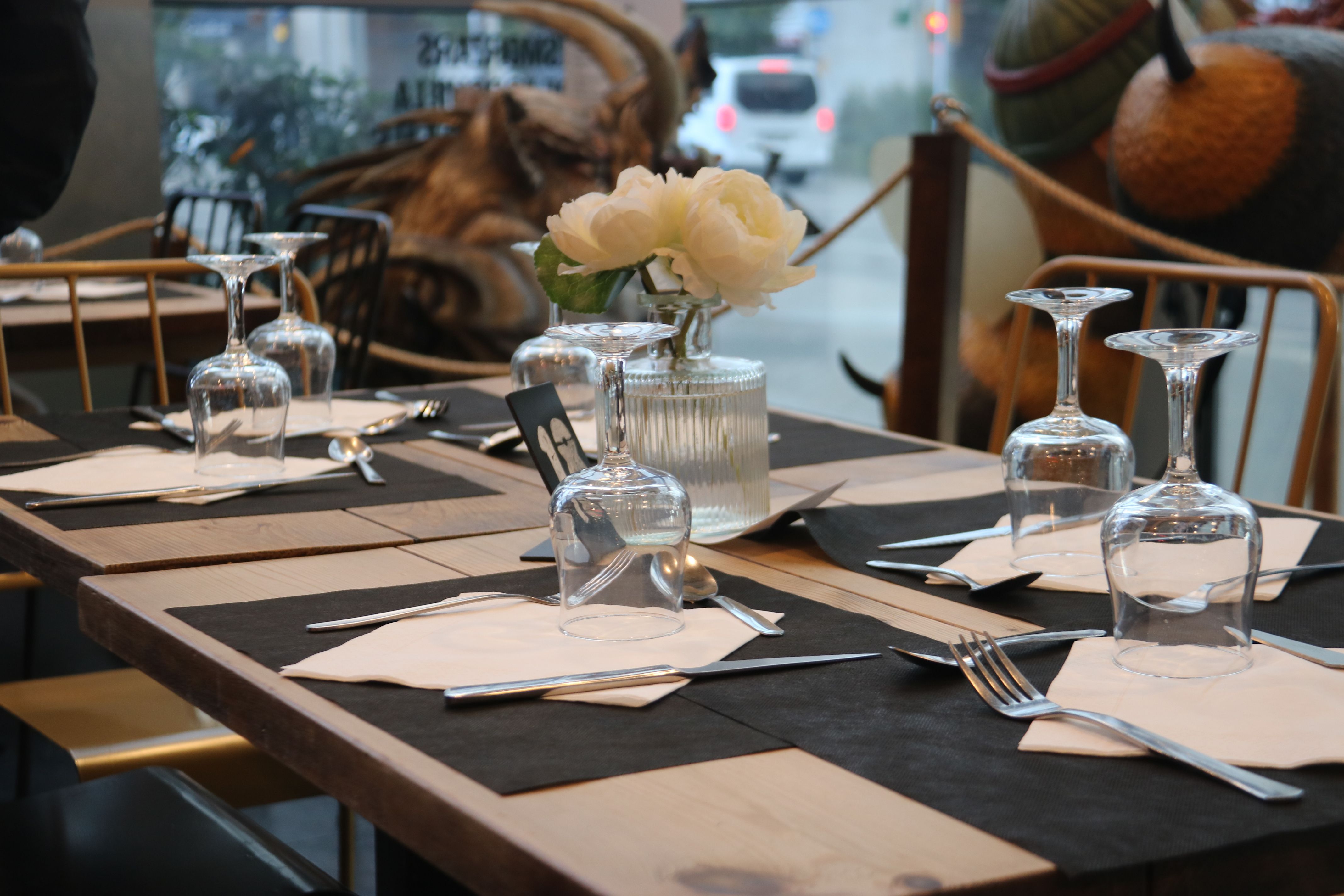 Una mesa puesta en un restaurante de Barcelona | ACN