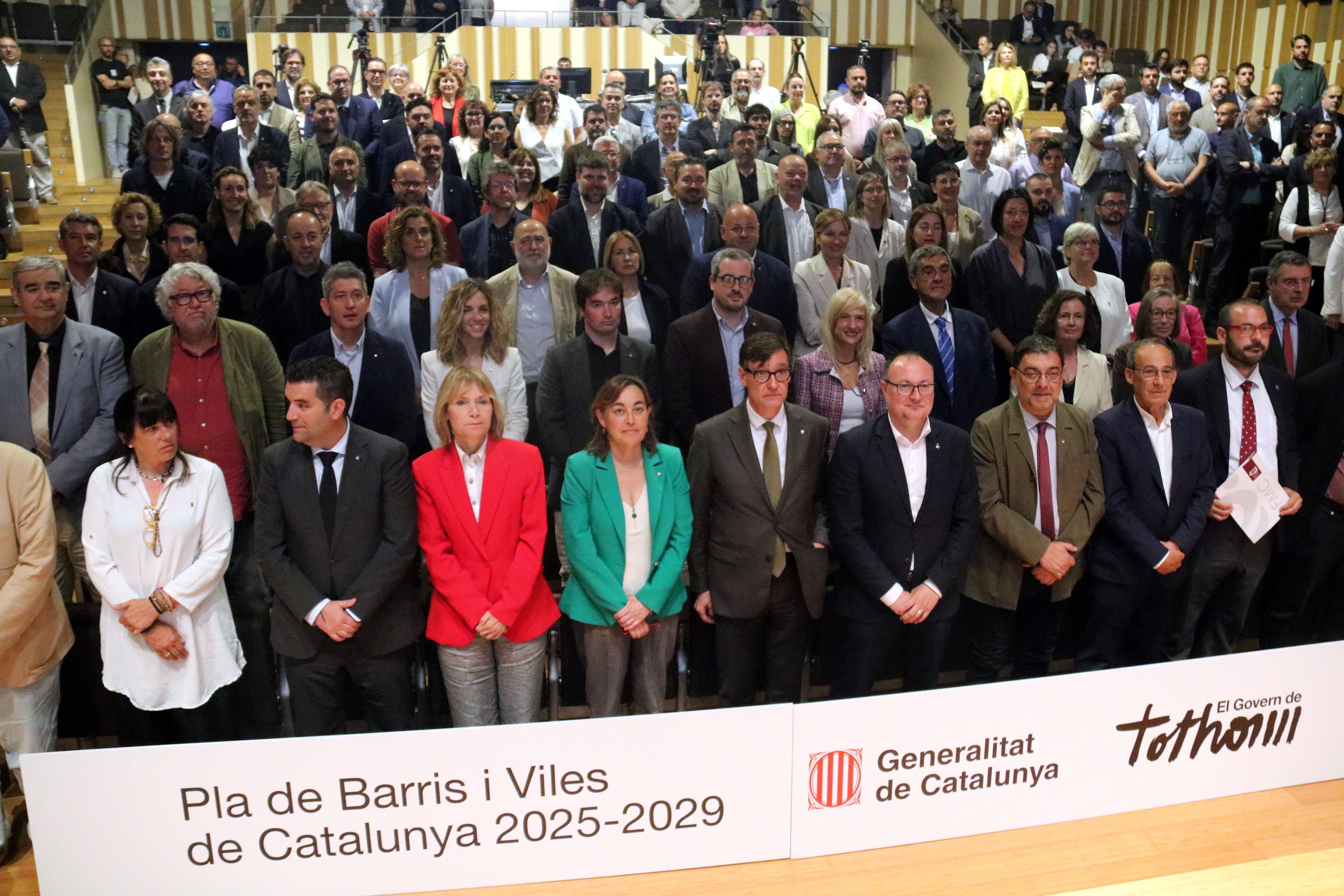 Fotografía de grupo al término del acto de presentación del plan de Barris y Villas | ACN Fotografía de grupo al término del acto de presentación del plan de Barris y Villas | ACN