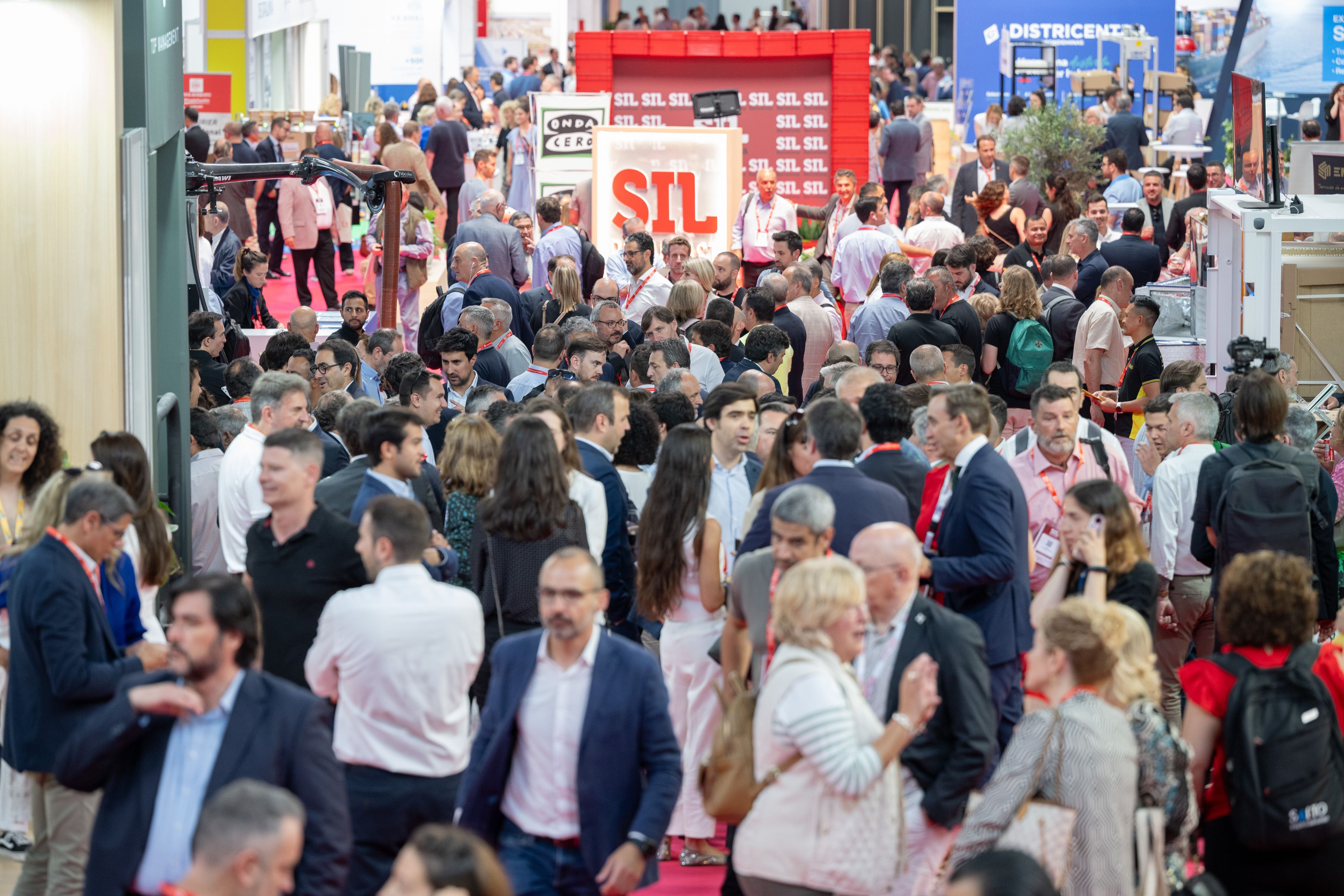 El SIL reafirma la importància de reunir professionals d’arreu del món en un mateix espai per impulsar la innovació en el sector logístic El SIL reafirma la importància de reunir professionals d’arreu del món en un mateix espai per impulsar la innovació en el sector logístic