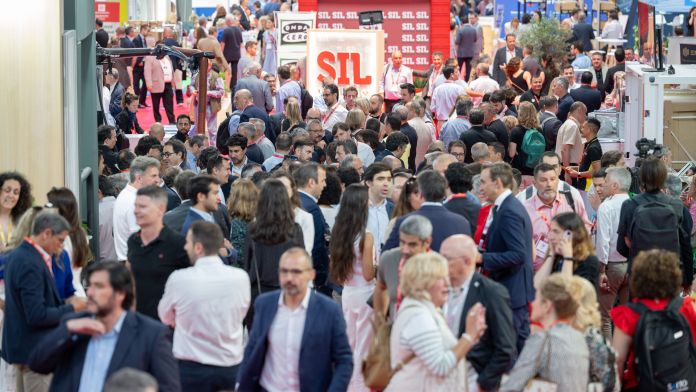 El SIL reafirma la importància de reunir professionals d’arreu del món en un mateix espai per impulsar la innovació en el sector logístic El SIL reafirma la importància de reunir professionals d’arreu del món en un mateix espai per impulsar la innovació en el sector logístic