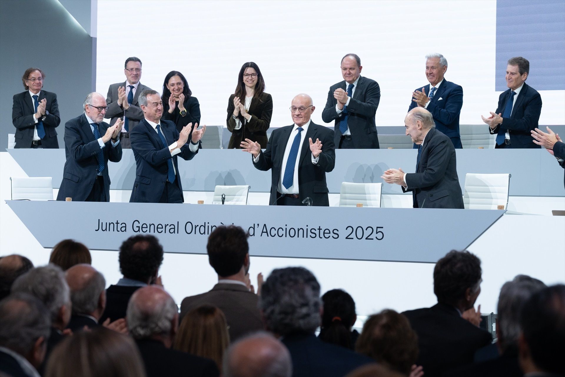 Ovación al presidente de Banco Sabadell, Josep Oliu, tras su discurso en la Junta General de Accionistas 2025 de la entidad | EP Ovación al presidente de Banco Sabadell, Josep Oliu, tras su discurso en la Junta General de Accionistas 2025 de la entidad | EP