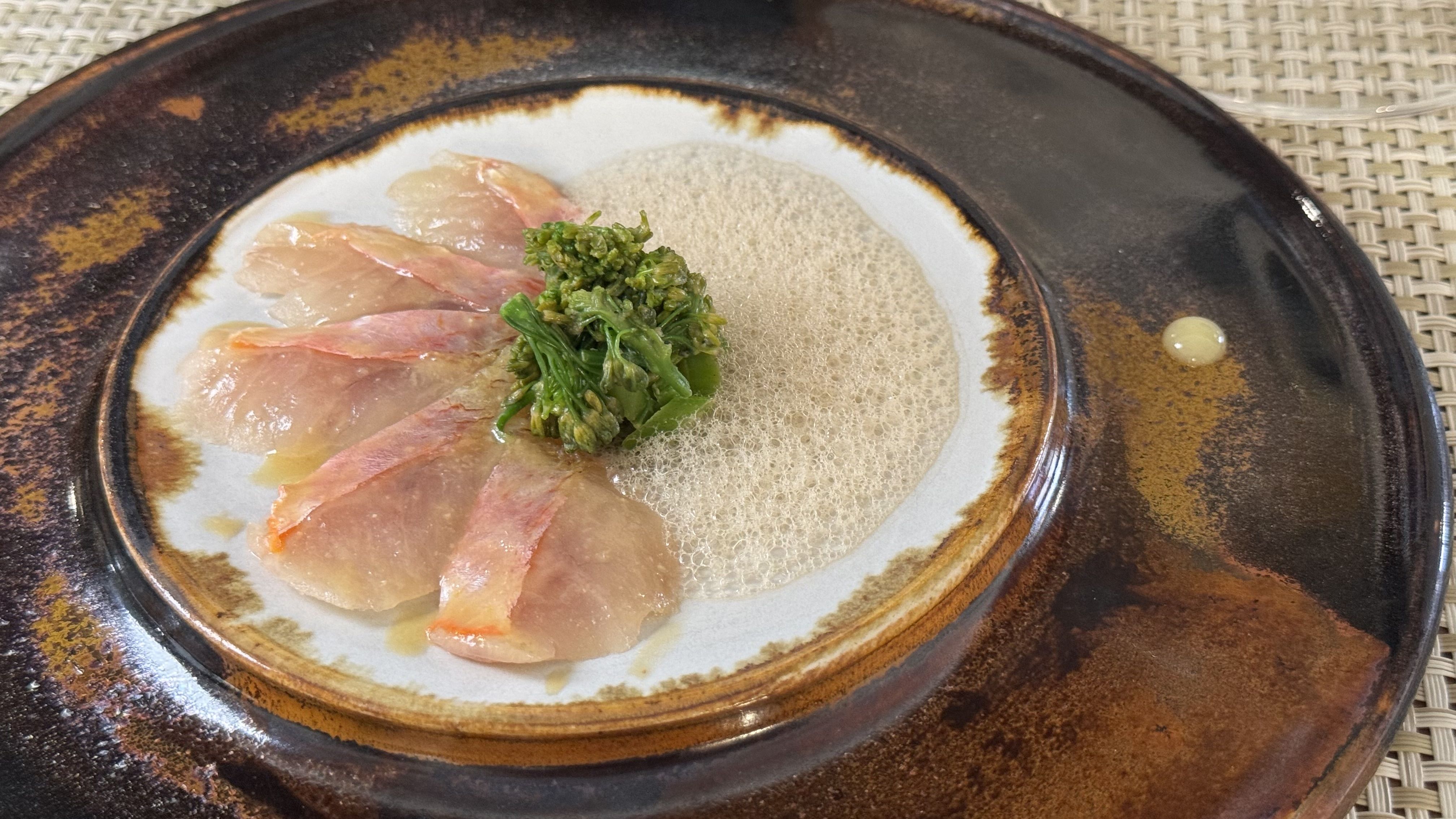Mollet, alga kombu, jalea reial i bimi, un dels plats del restaurant Quatre Molins | Lourdes López Mollet, alga kombu, jalea reial i bimi, un dels plats del restaurant Quatre Molins | Lourdes López