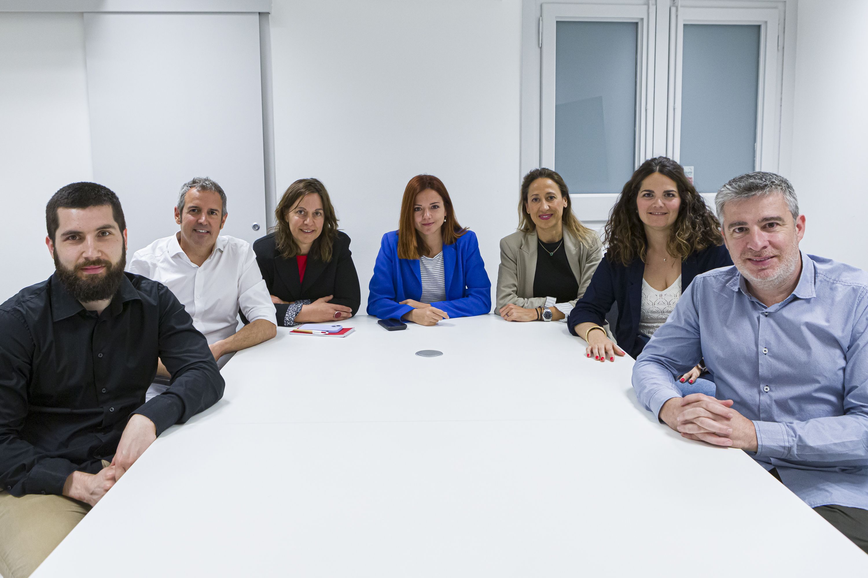 Marc Monfort (Sorli), Jordi Bacaria (Col·legi d'Economistes), Laura López (Cambra de Barcelona), Elena Busquets (VIA Empresa), Clara Lloveras (Shopopop), Eulàlia Planas (Veritas) i Roger Ripoll (Veritas) durant la taula rodona | Marc Llibre