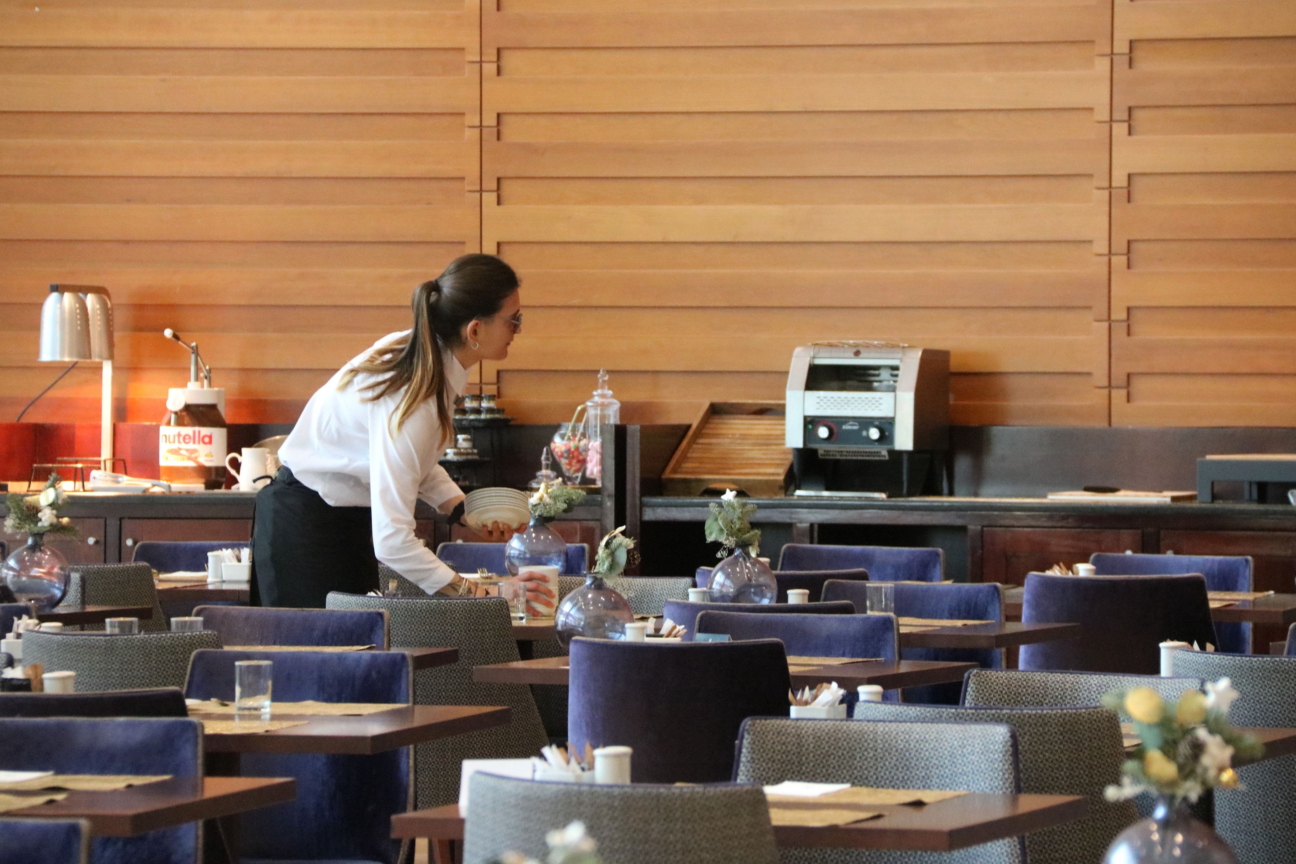 Una trabajadora ultima los preparativos para Nochevieja en un hotel de Barcelona | ACN Una trabajadora ultima los preparativos para Nochevieja en un hotel de Barcelona | ACN