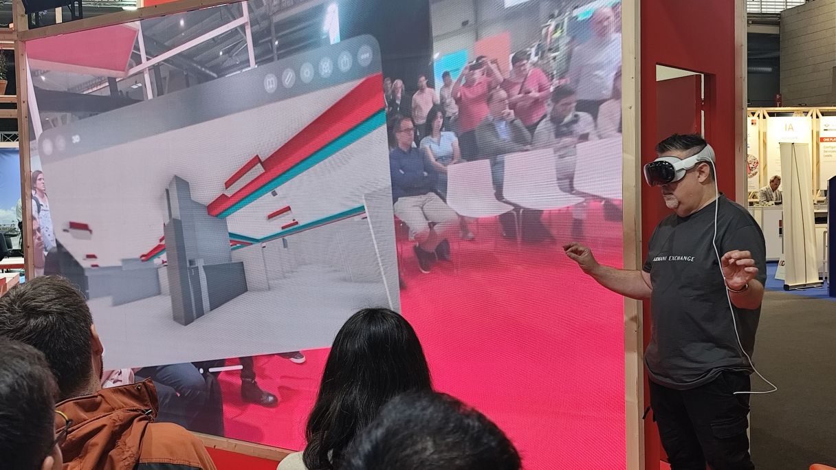 L'enginyer Antonio Recio fa una demostració de la navegació amb realitat virtual per l'interior del model del nou edifici de Vall d'Hebron | Marc Vilajosana L'enginyer Antonio Recio fa una demostració de la navegació amb realitat virtual per l'interior del model del nou edifici de Vall d'Hebron | Marc Vilajosana