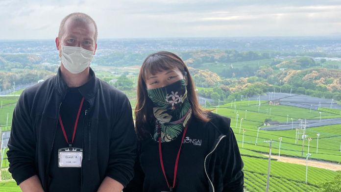 Maarten Lamberts i Eri Shiroyama amb plantes de matcha darrera Maarten Lamberts i Eri Shiroyama amb plantes de matcha darrera