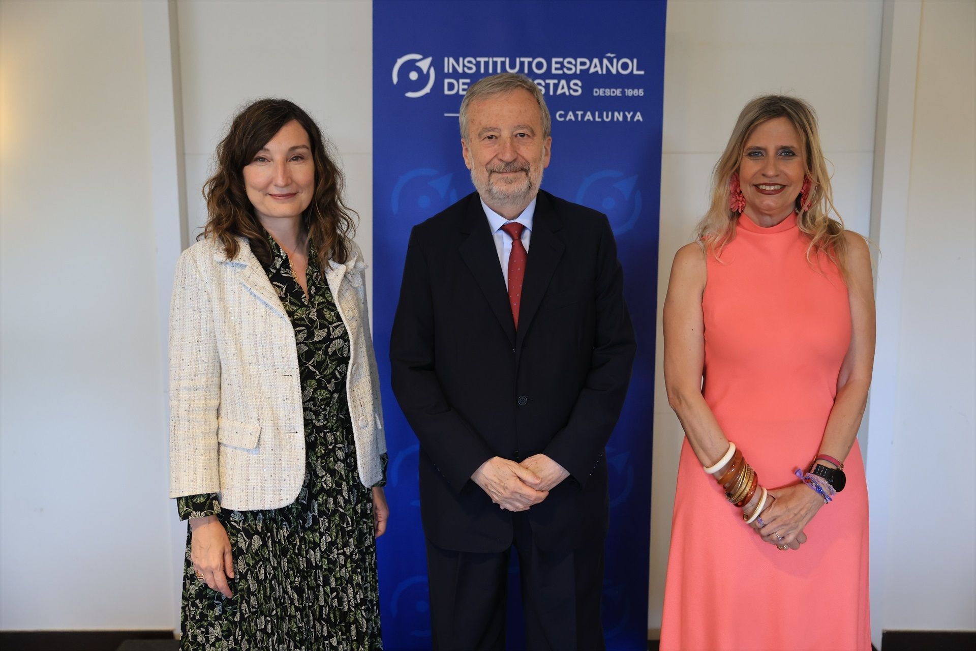 La vicepresidenta del Instituto Español de Analistas y presidenta de la Delegación Catalana del Instituto, Margarida Gabarró; el presidente de CaixaBank, Tomàs Muniesa, y la presidenta del IEA, Lola Solana | Cedida La vicepresidenta del Instituto Español de Analistas y presidenta de la Delegación Catalana del Instituto, Margarida Gabarró; el presidente de CaixaBank, Tomàs Muniesa, y la presidenta del IEA, Lola Solana | Cedida