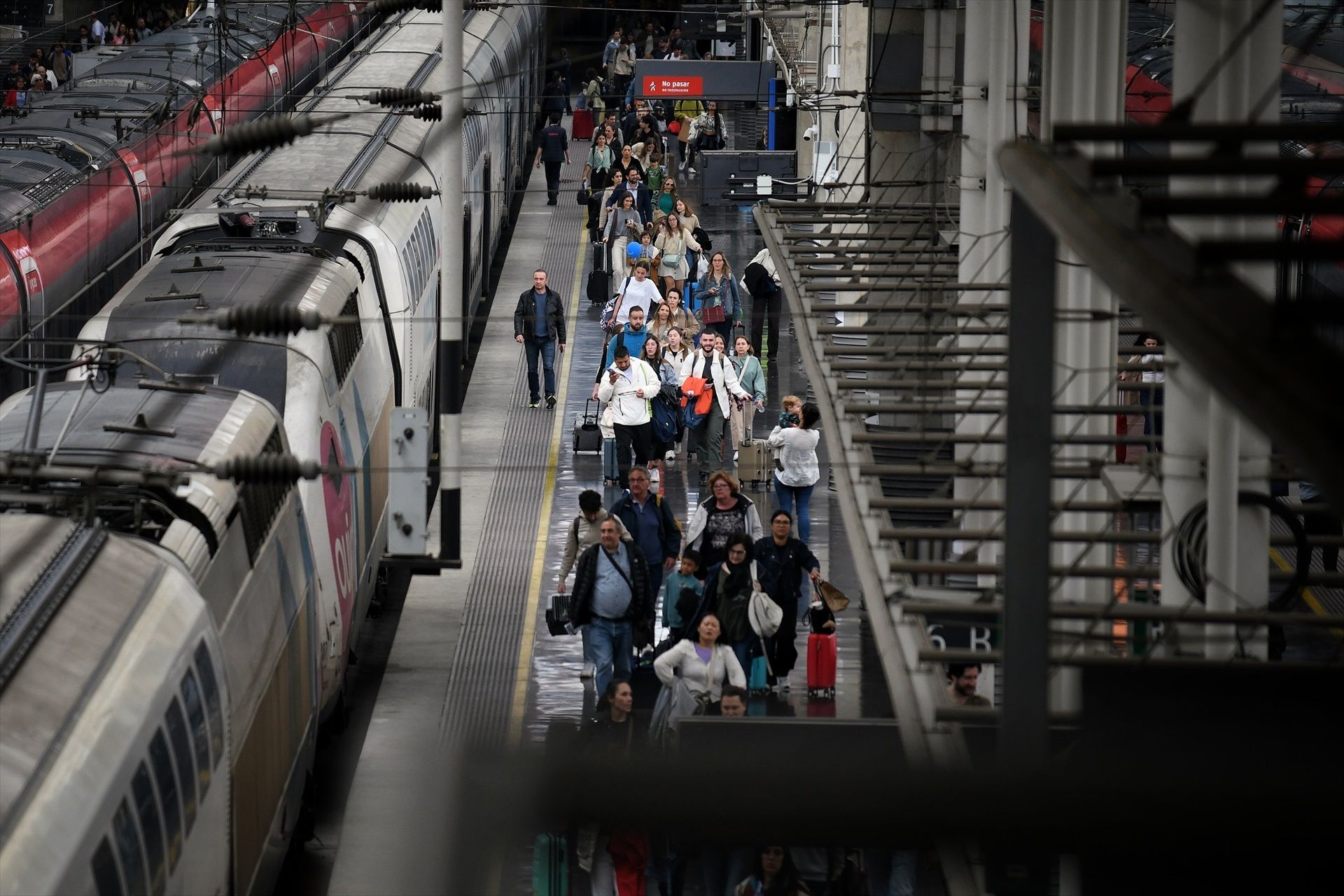 Desenes de persones amb maletes, a l'estació Porta d'Atocha-Almudena Grandes, a 11 d'abril de 2025, a Madrid | EP