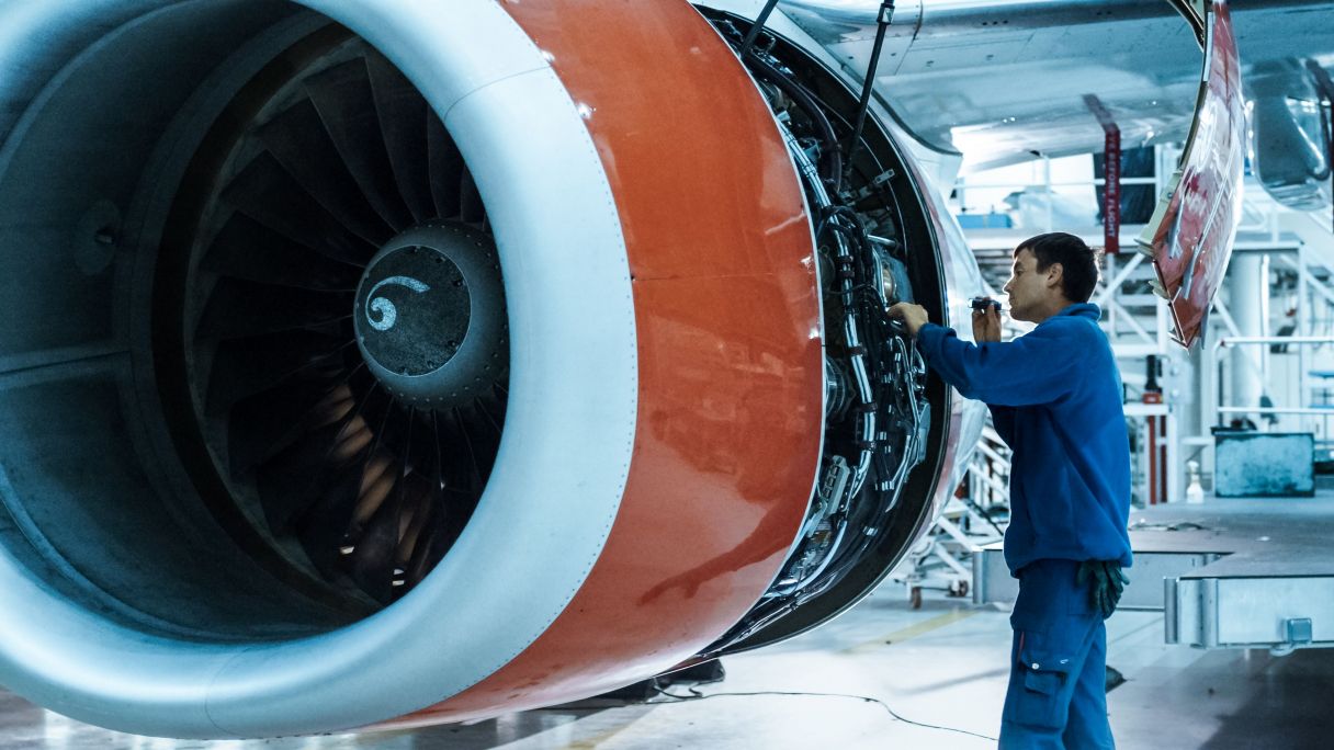 Los técnicos de mantenimiento de aeronaves han de pasar por exigentes formaciones y certificaciones para trabajar | gorodenkoff / iStock