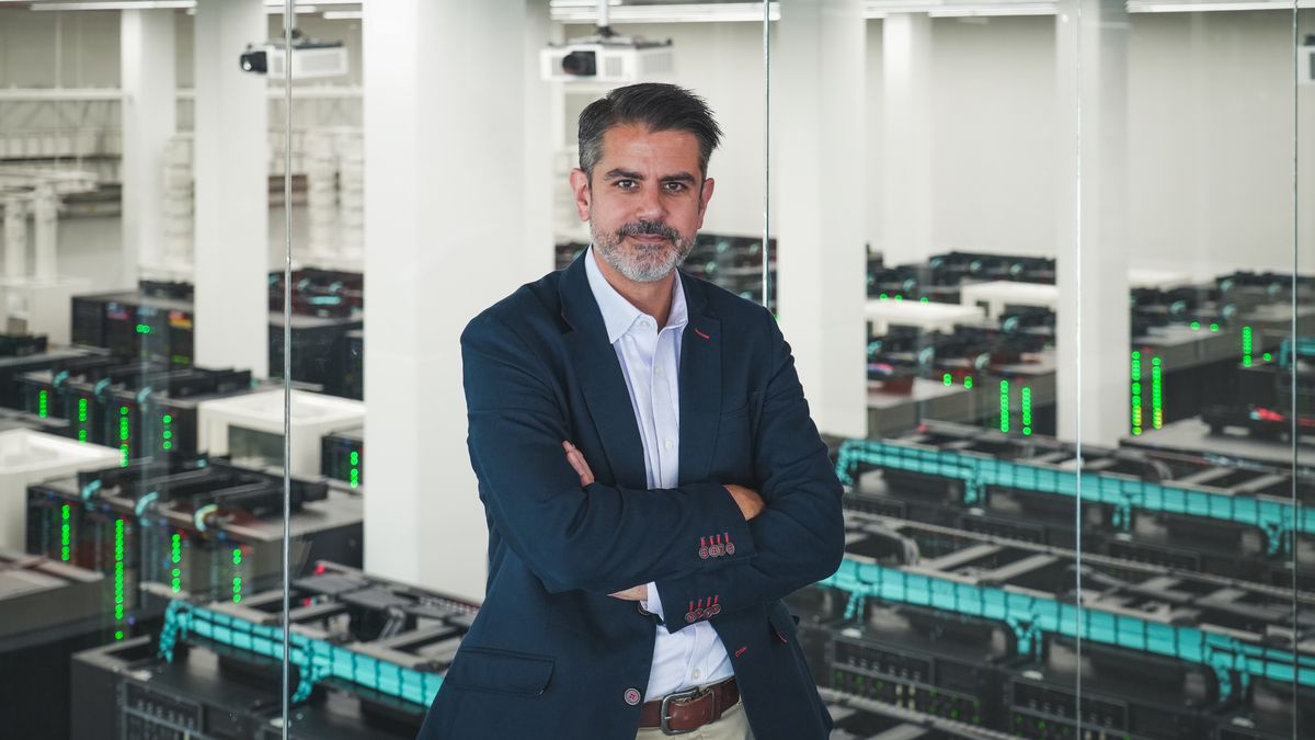 El nou director associat del BSC, Cristian Canton, amb el MareNostrum 5 de fons | Cedida