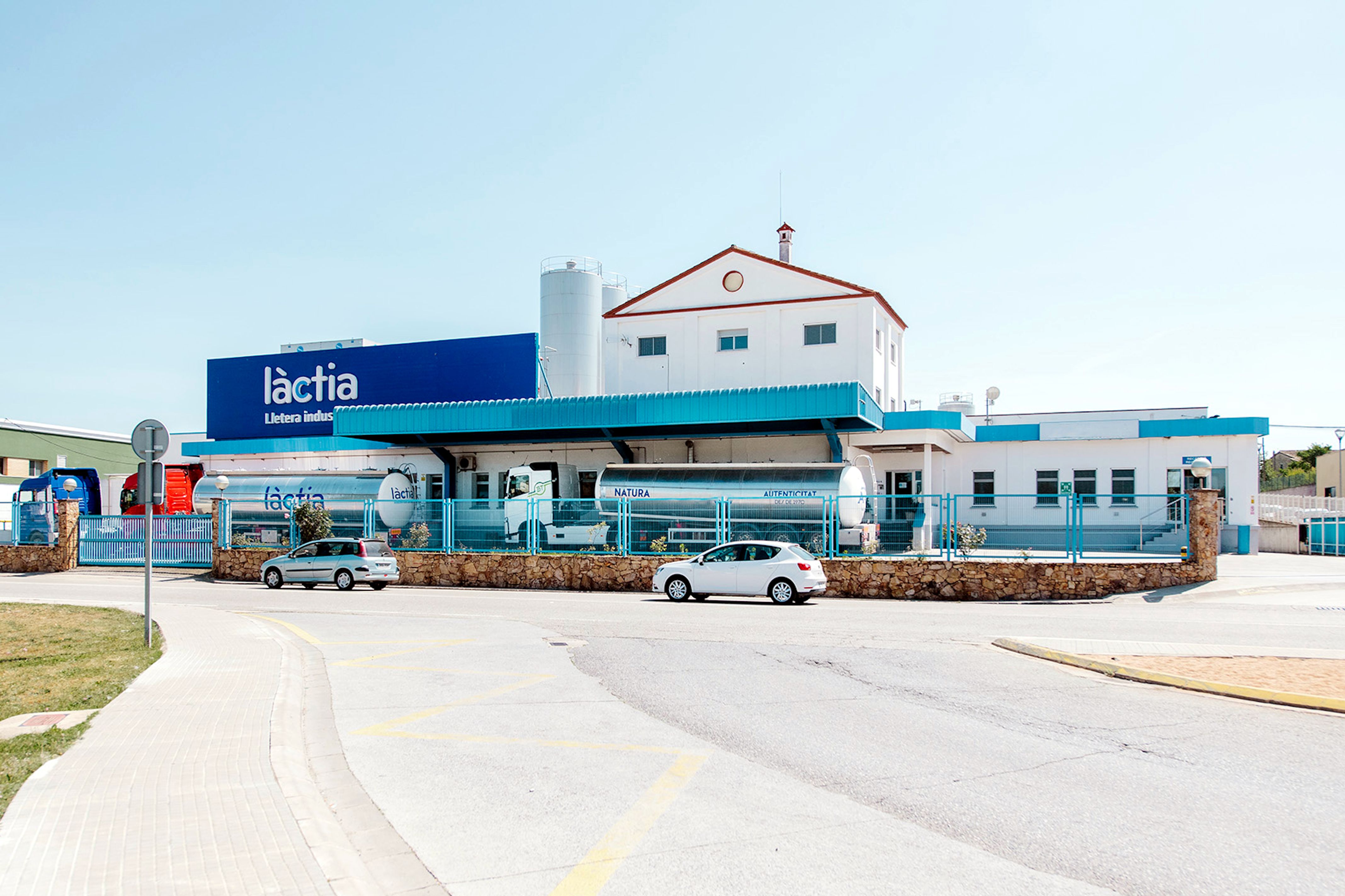 L'exterior de l'empresa Làctia Agroalimentària, situada a l'entrada de Vidreres | Cedida
