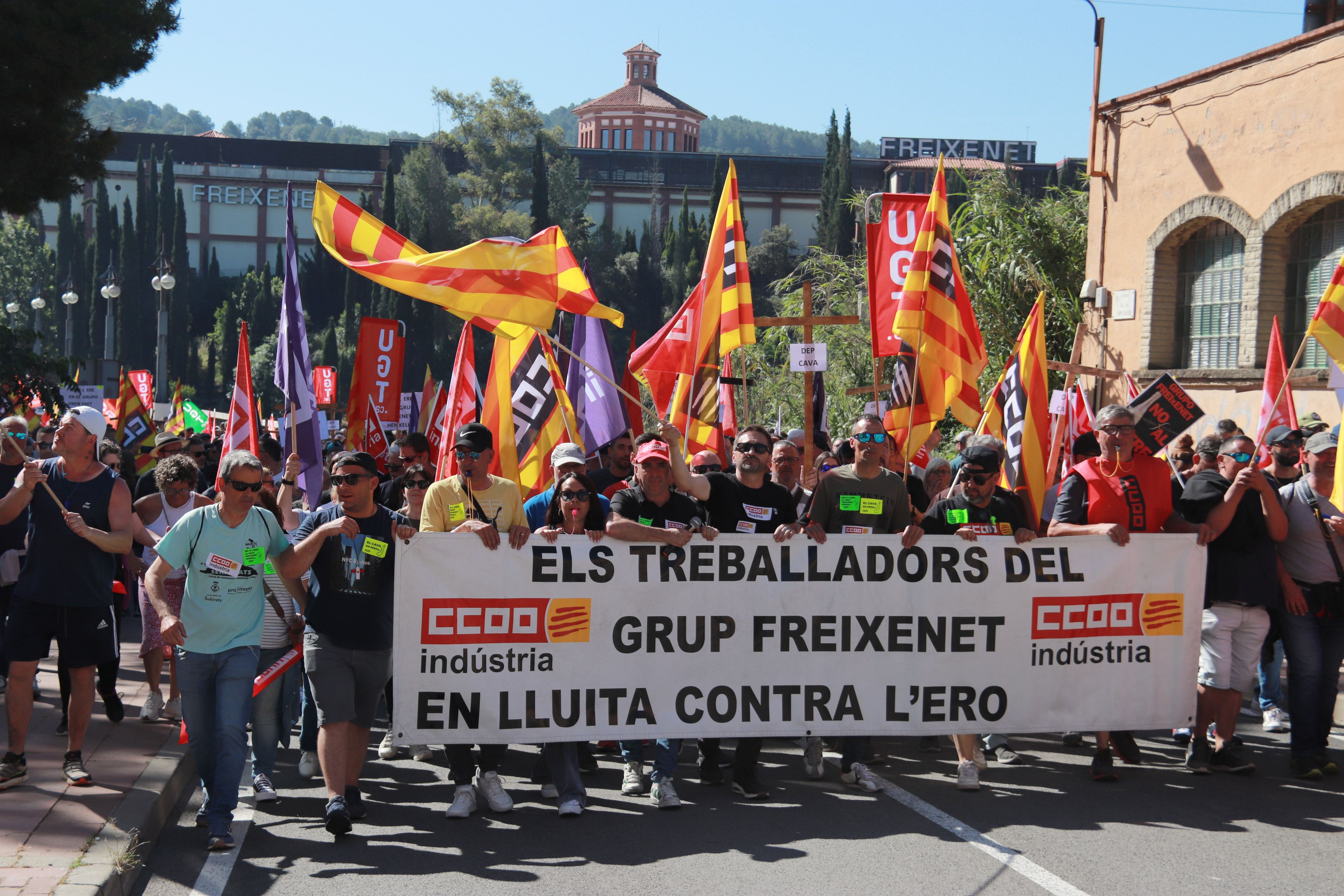 Capçalera de la manifestació contra l'ERO al grup Freixenet | ACN