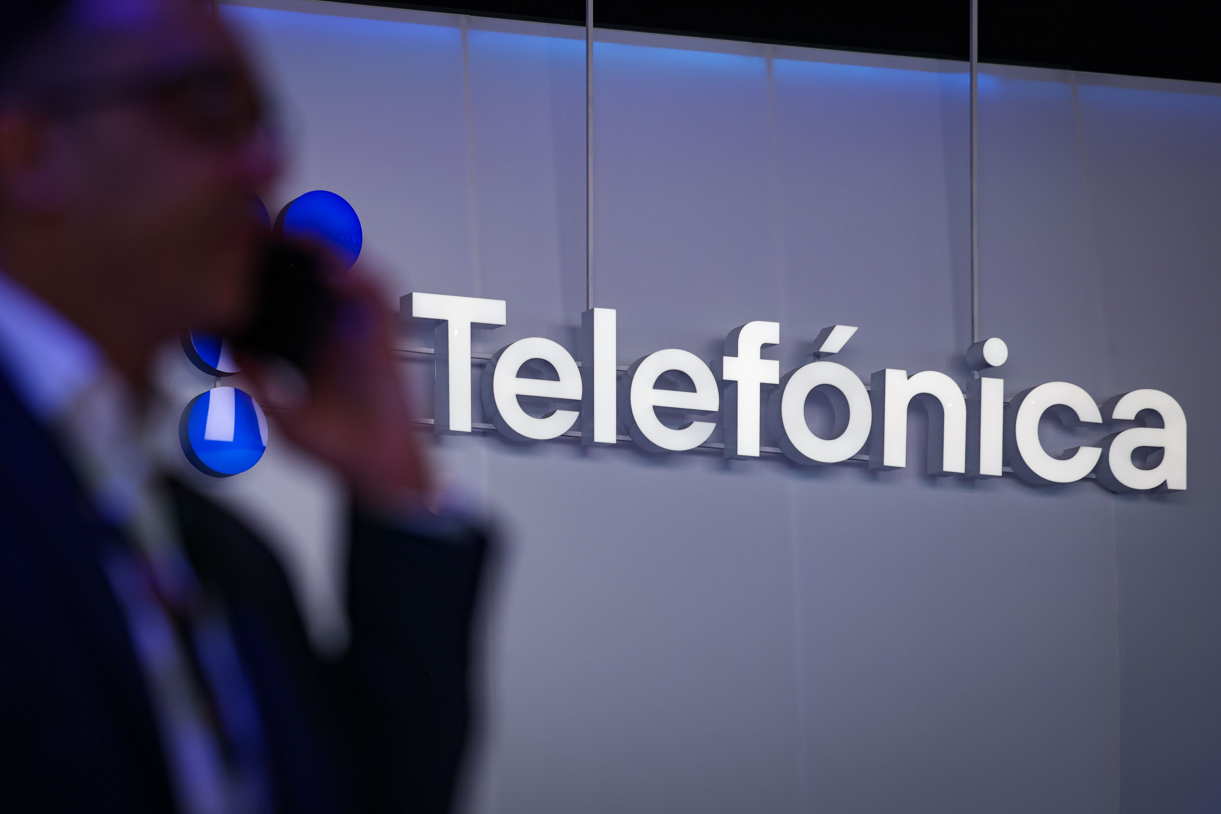 Un assistent al MWC davant del logo de Telefónica | ACN