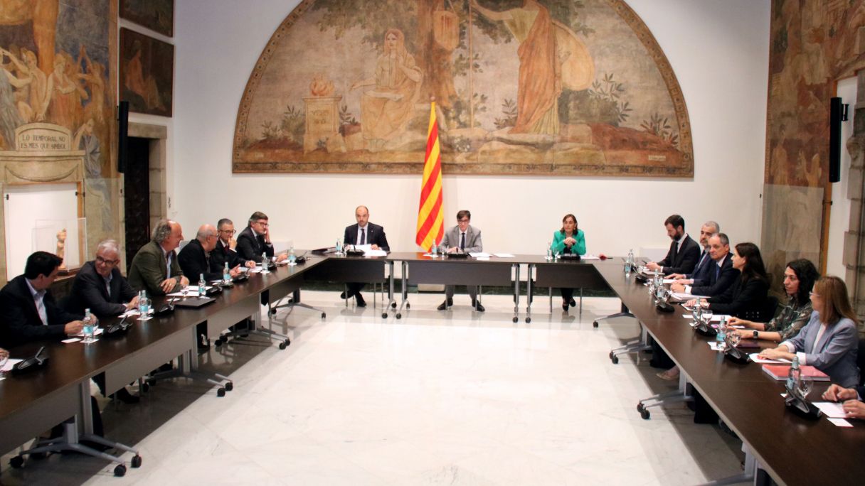 Un instant previ a la reunió de la reunió la Comissió tècnica per a l’ampliació de la capacitat de l’aeroport Josep Tarradellas Barcelona-El Prat, al Palau de la Generalitat, amb la presència del president Salvador Illa i representants d'Aena | ACN Un instant previ a la reunió de la reunió la Comissió tècnica per a l’ampliació de la capacitat de l’aeroport Josep Tarradellas Barcelona-El Prat, al Palau de la Generalitat, amb la presència del president Salvador Illa i representants d'Aena | ACN